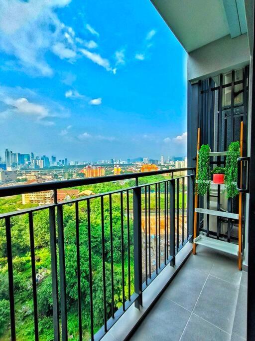 KL Sunway Velocity Two - Link Bridge to Velocity Mall & MRT - Spacious 3B-2R Apart for 6-8pax