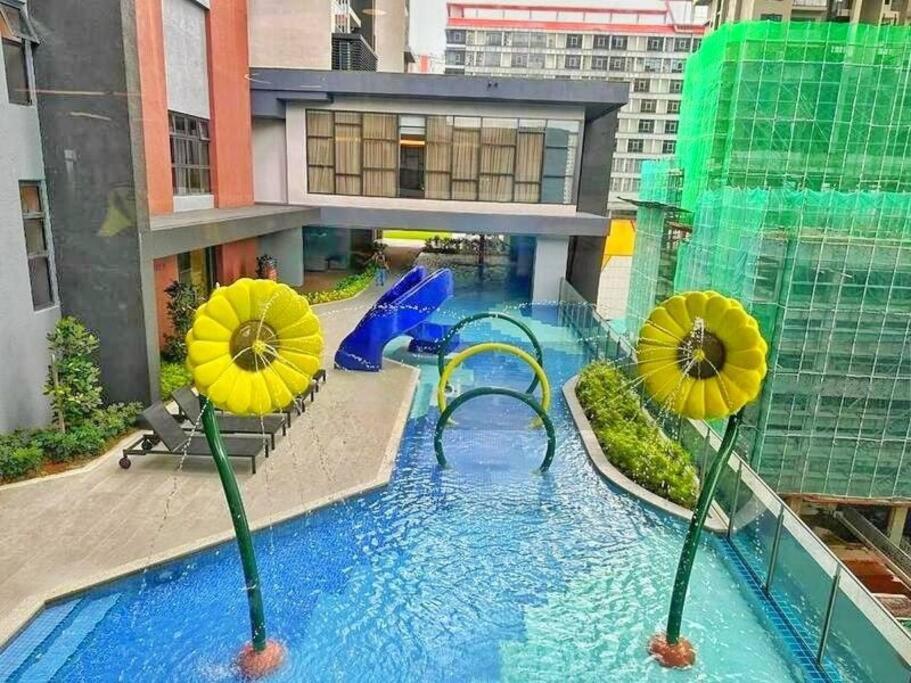 KL Sunway Velocity Two - Link Bridge to Velocity Mall & MRT - Spacious 3B-2R Apart for 6-8pax