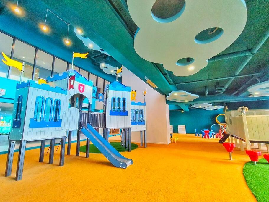 KL Sunway Velocity Two - Link Bridge to Velocity Mall & MRT - Spacious 3B-2R Apart for 6-8pax