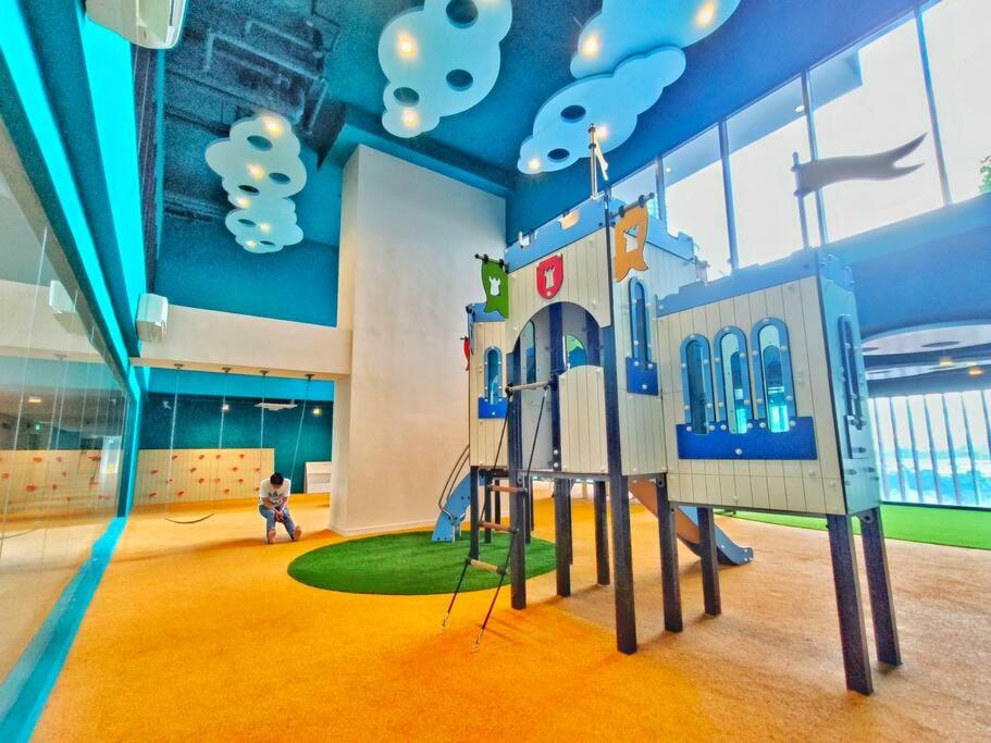 KL Sunway Velocity Two - Link Bridge to Velocity Mall & MRT - Spacious 3B-2R Apart for 6-8pax
