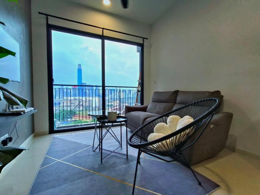 KL Sunway Velocity Two - Link Bridge to Velocity Mall & MRT - Spacious 3B-2R Apart for 6-8pax