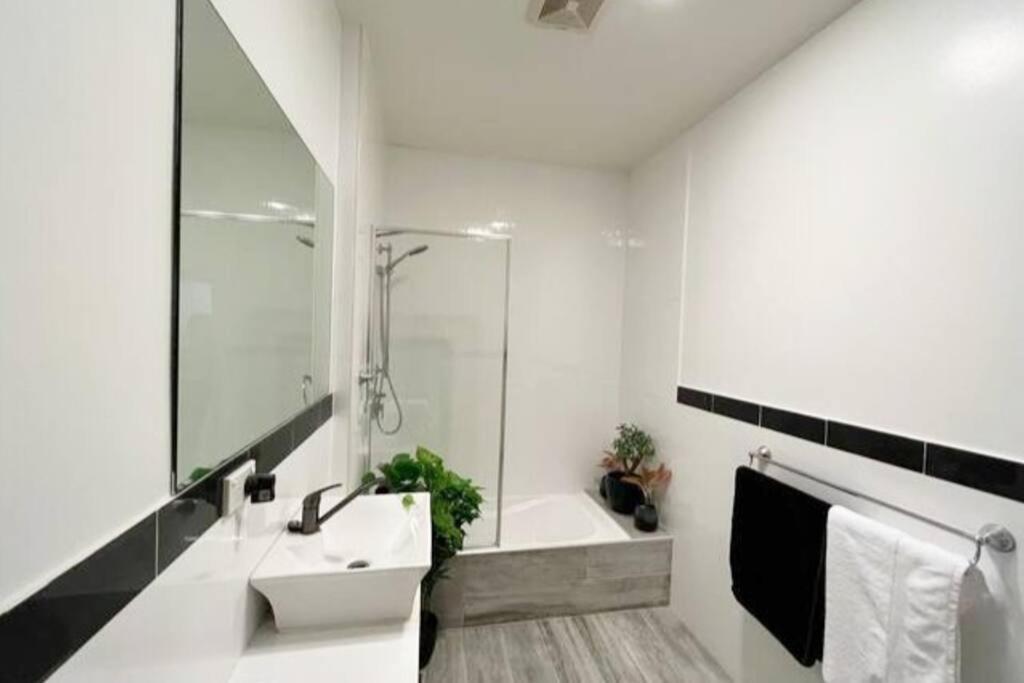 Beach Pad Private Town house Sea Views Dual living 5 Beds