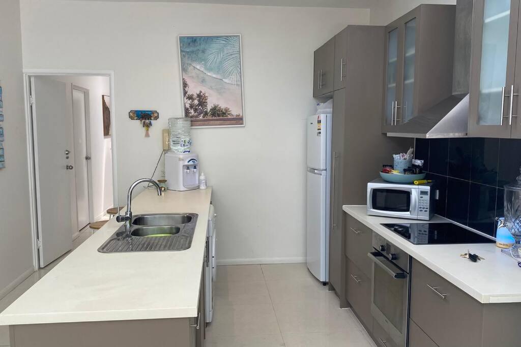Beach Pad Private Town house Sea Views Dual living 5 Beds