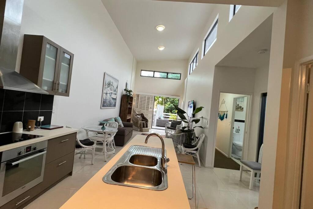 Beach Pad Private Town house Sea Views Dual living 5 Beds