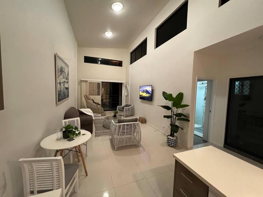 Beach Pad Private Town house Sea Views Dual living 5 Beds