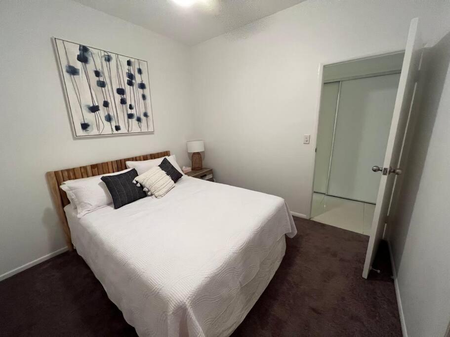 Beach Pad Private Town house Sea Views Dual living 5 Beds