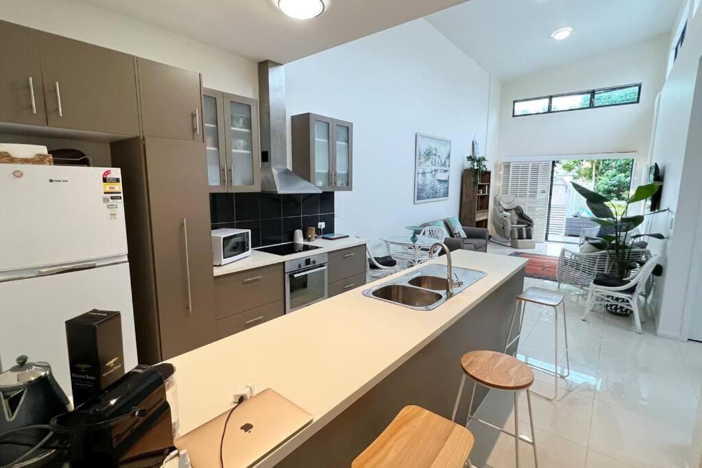 Beach Pad Private Town house Sea Views Dual living 5 Beds