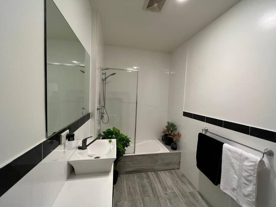 Beach Pad Private Town house Sea Views Dual living 5 Beds
