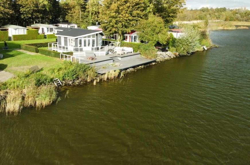 Chalet "Aan ut water" Elburg view 3