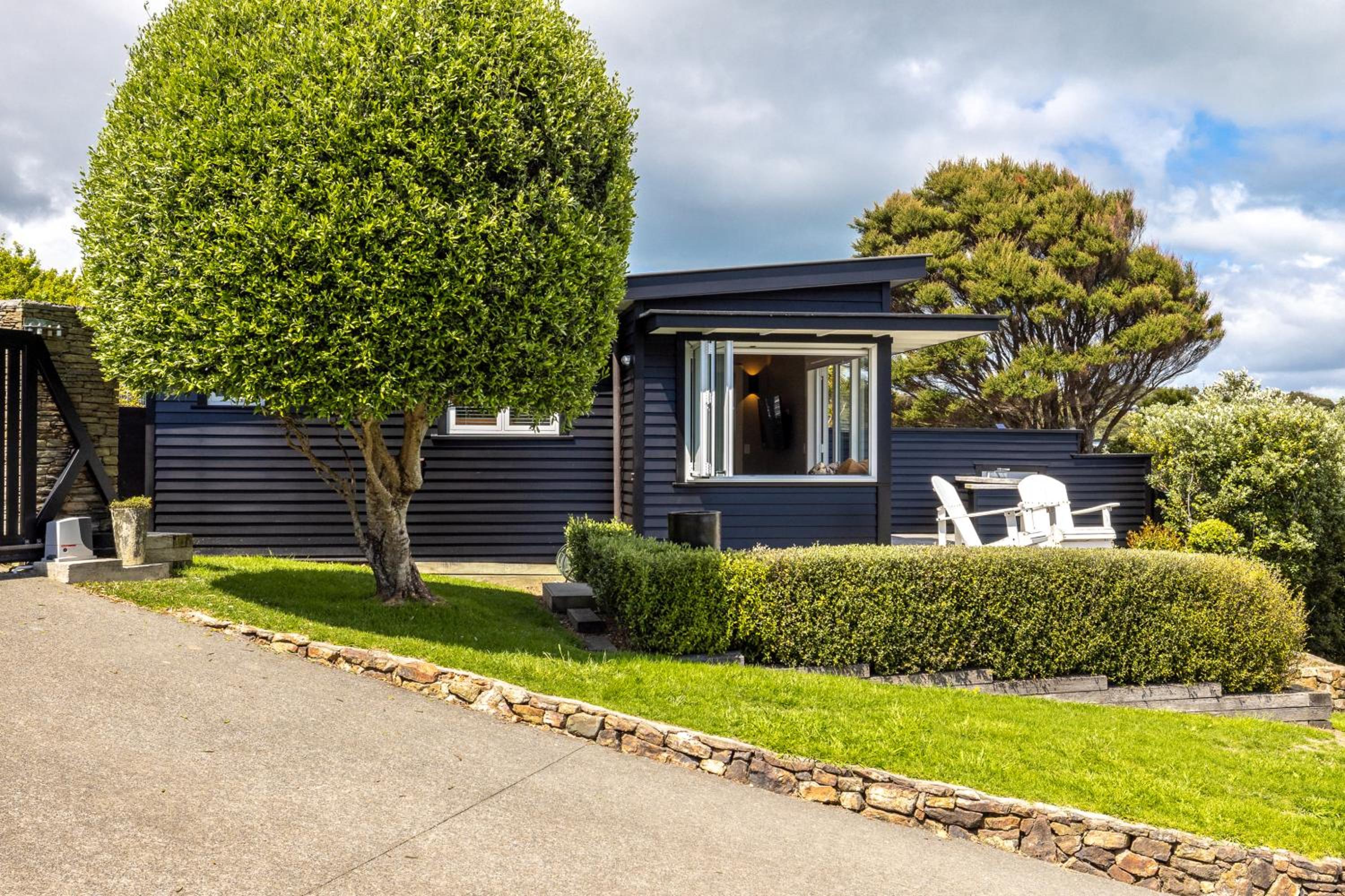 Smiths Cottage - Stay Waiheke view 2