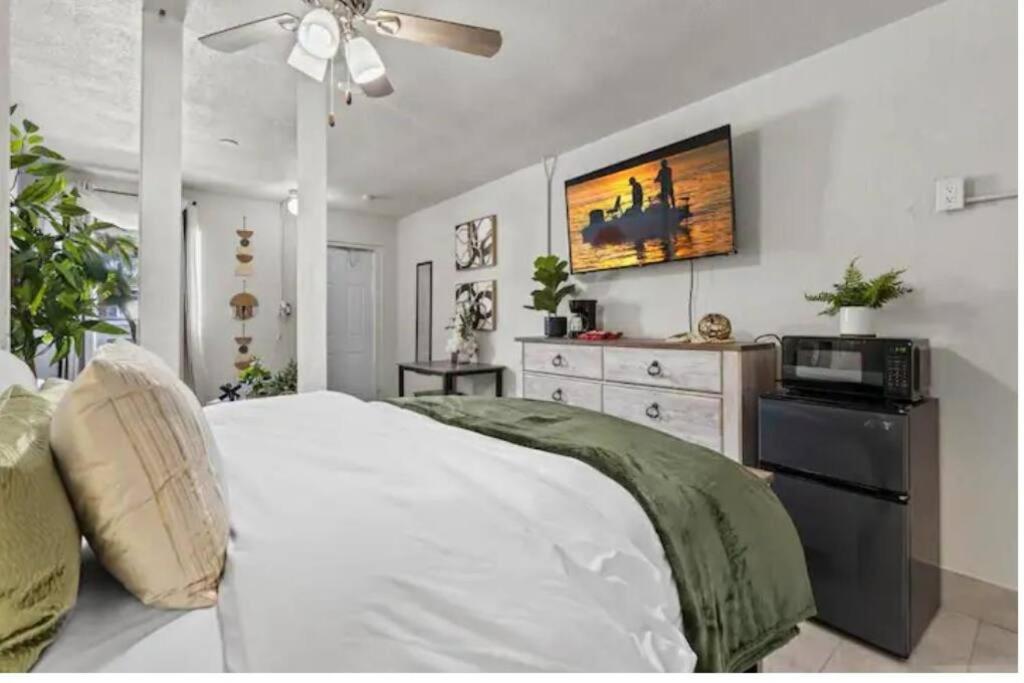 Inviting Oasis - Cozy, Spotless, and Comfortable Room view 4