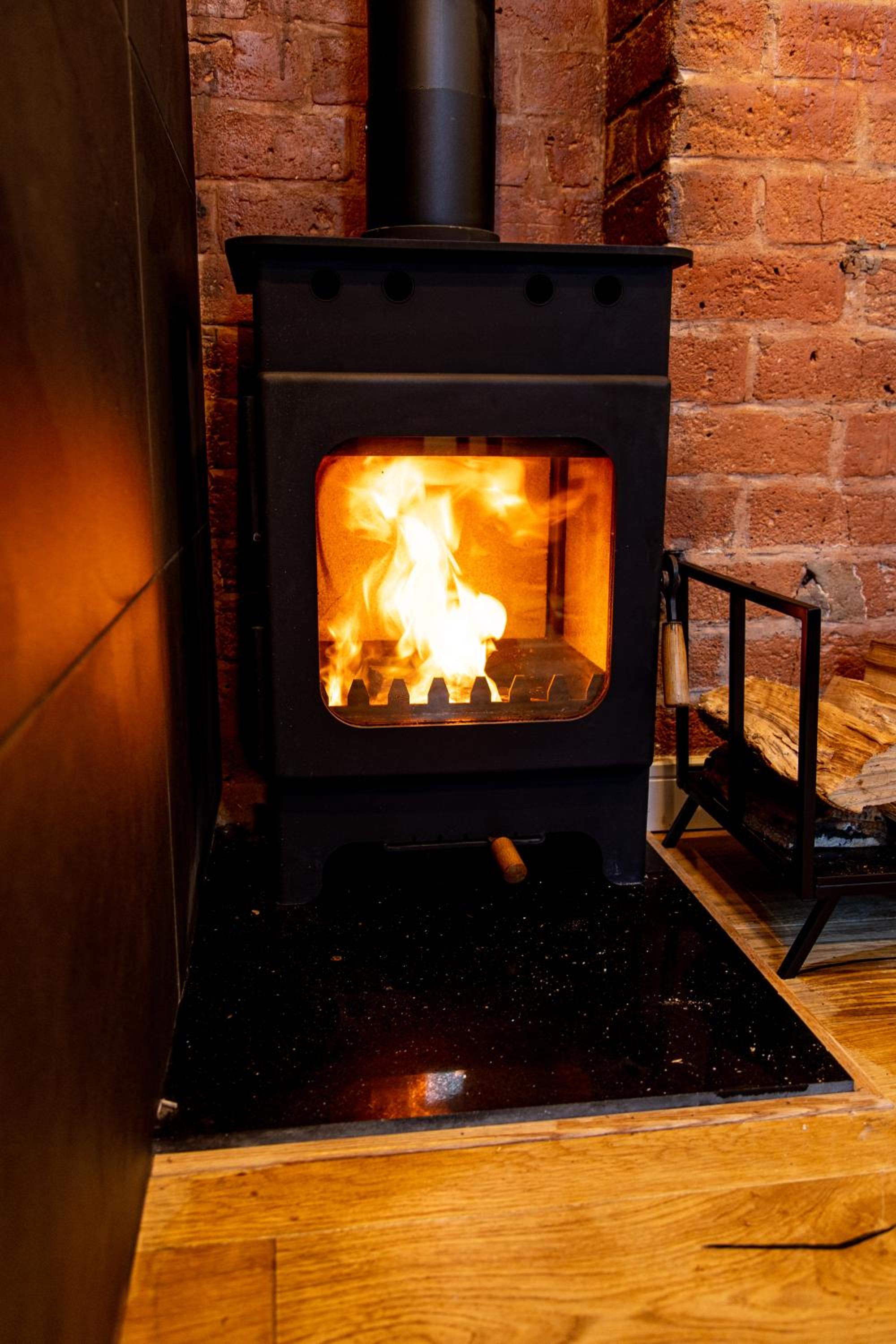 DJH Homes - VIP Luxury 2BR Grade ll Industrial House with Log Burner - JQ, Birmingham City view 3