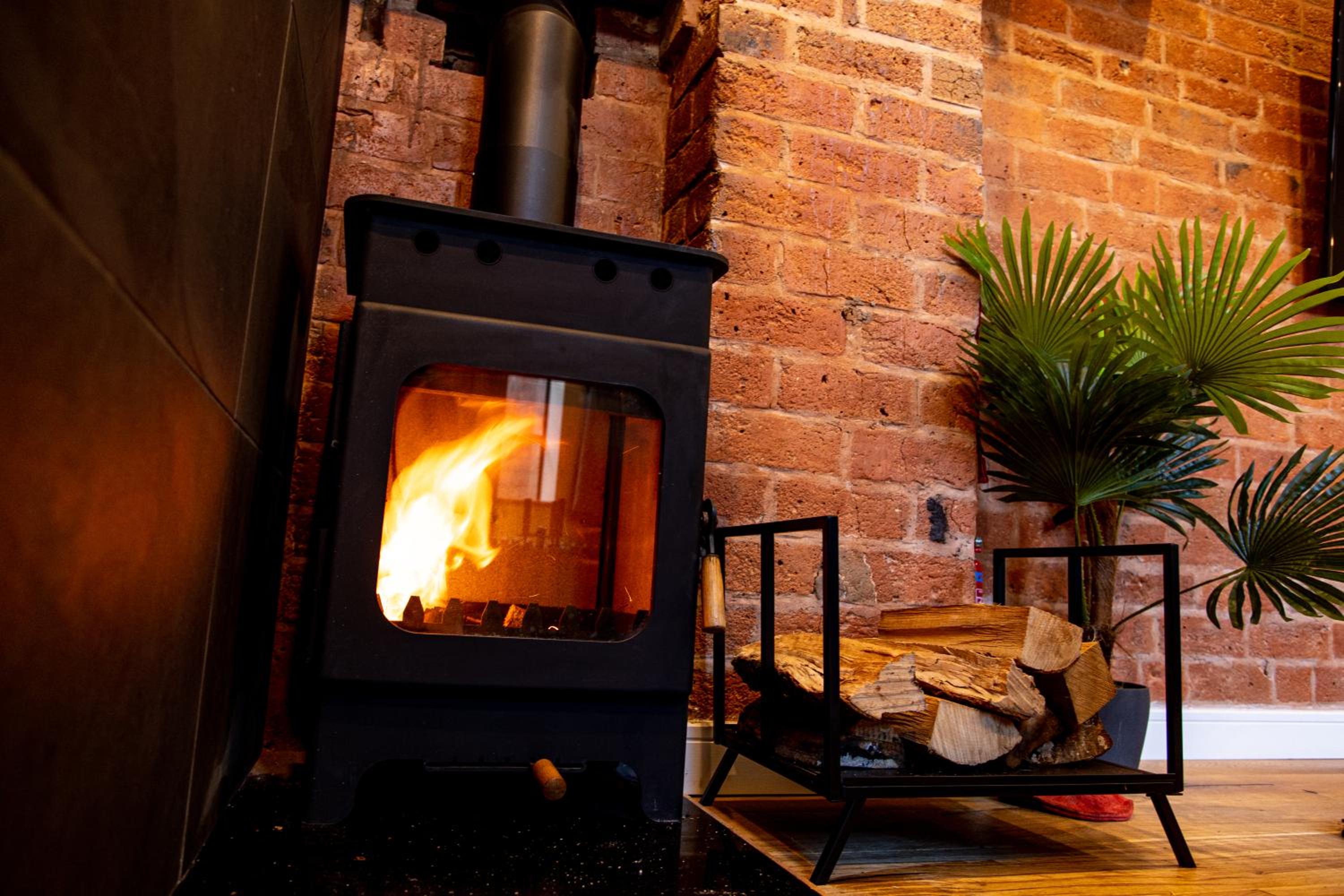 DJH Homes - VIP Luxury 2BR Grade ll Industrial House with Log Burner - JQ, Birmingham City view 4