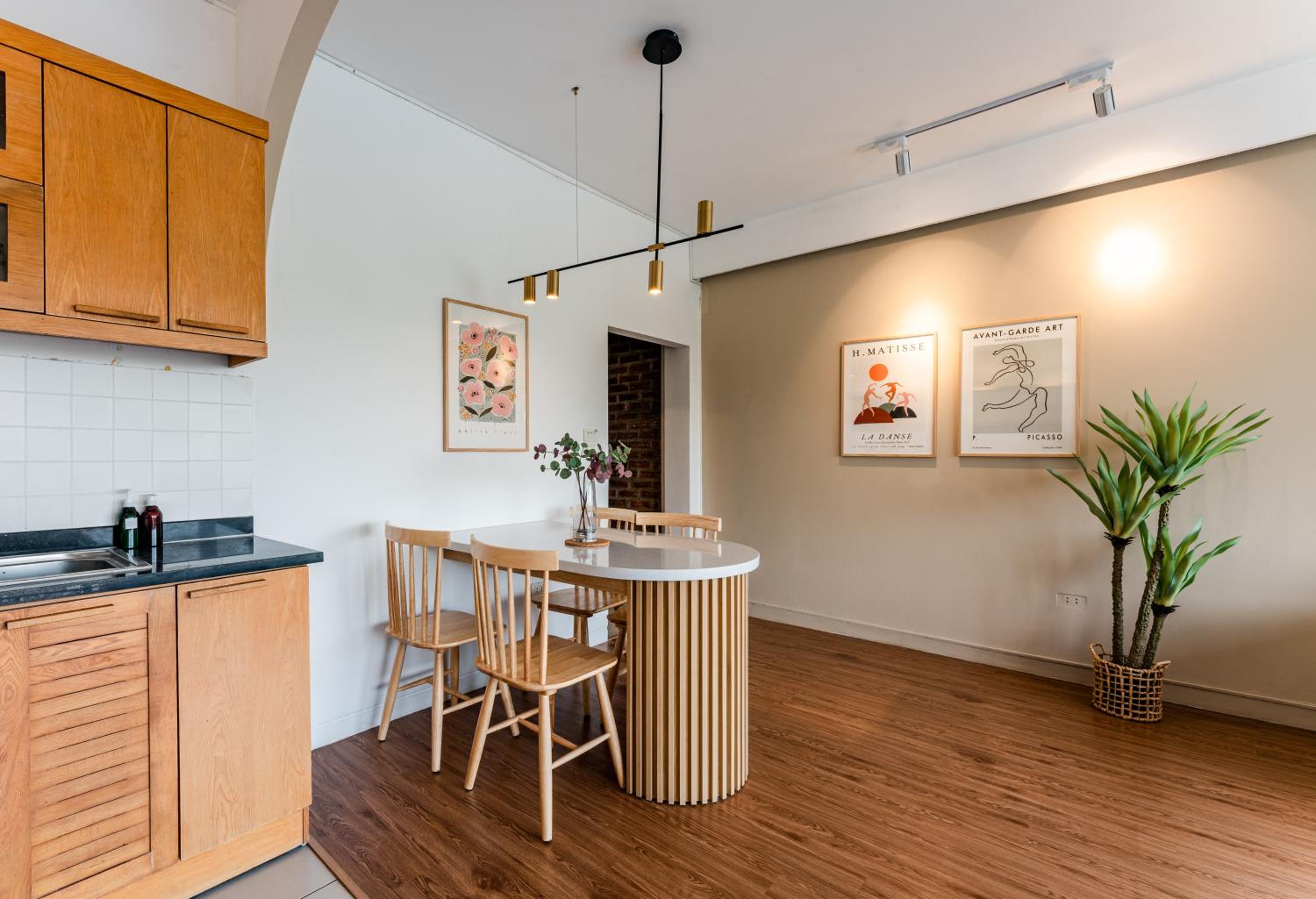 ANNAM Panorama Lakeview - Garden & Balcony - WestLake