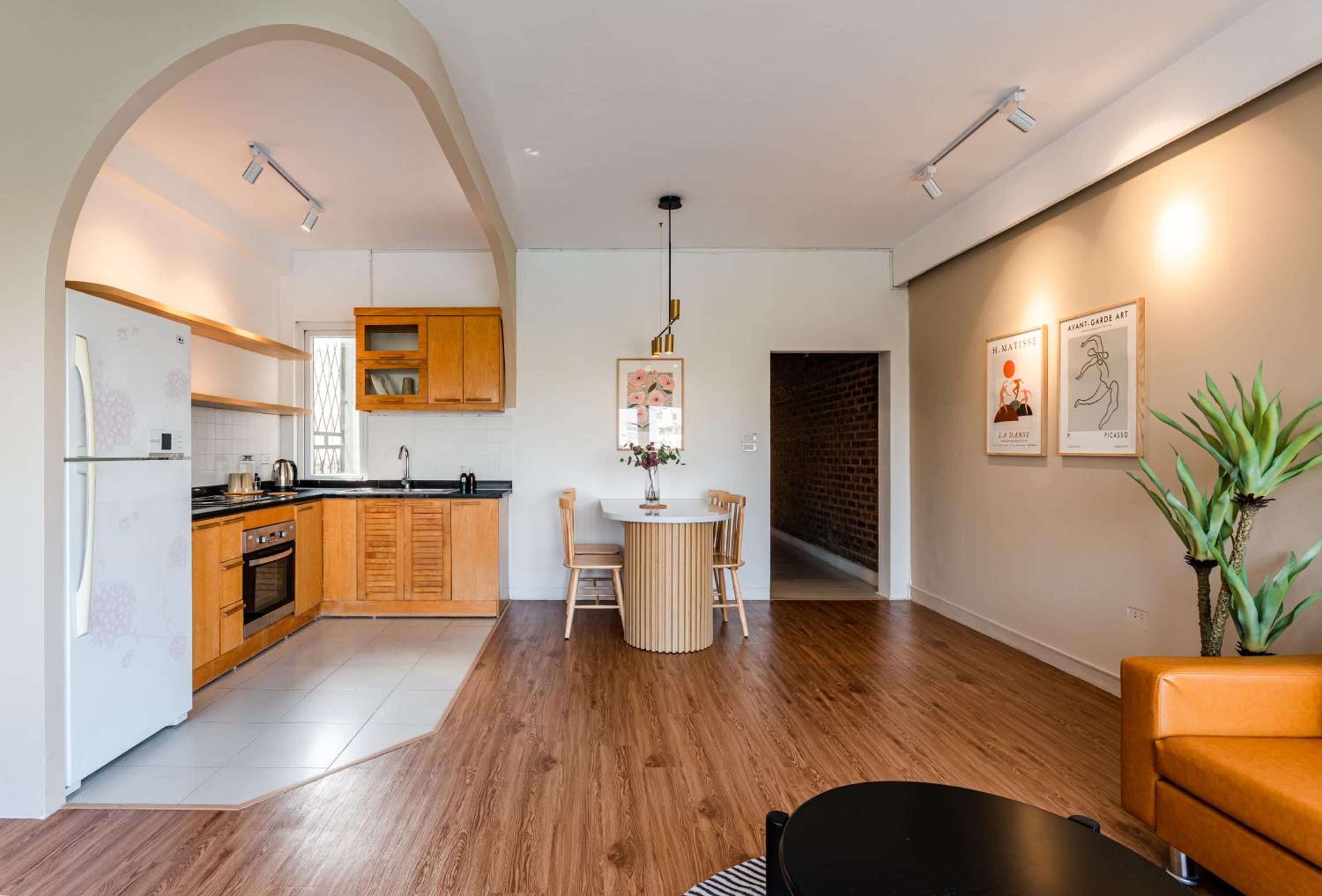 ANNAM Panorama Lakeview - Garden & Balcony - WestLake