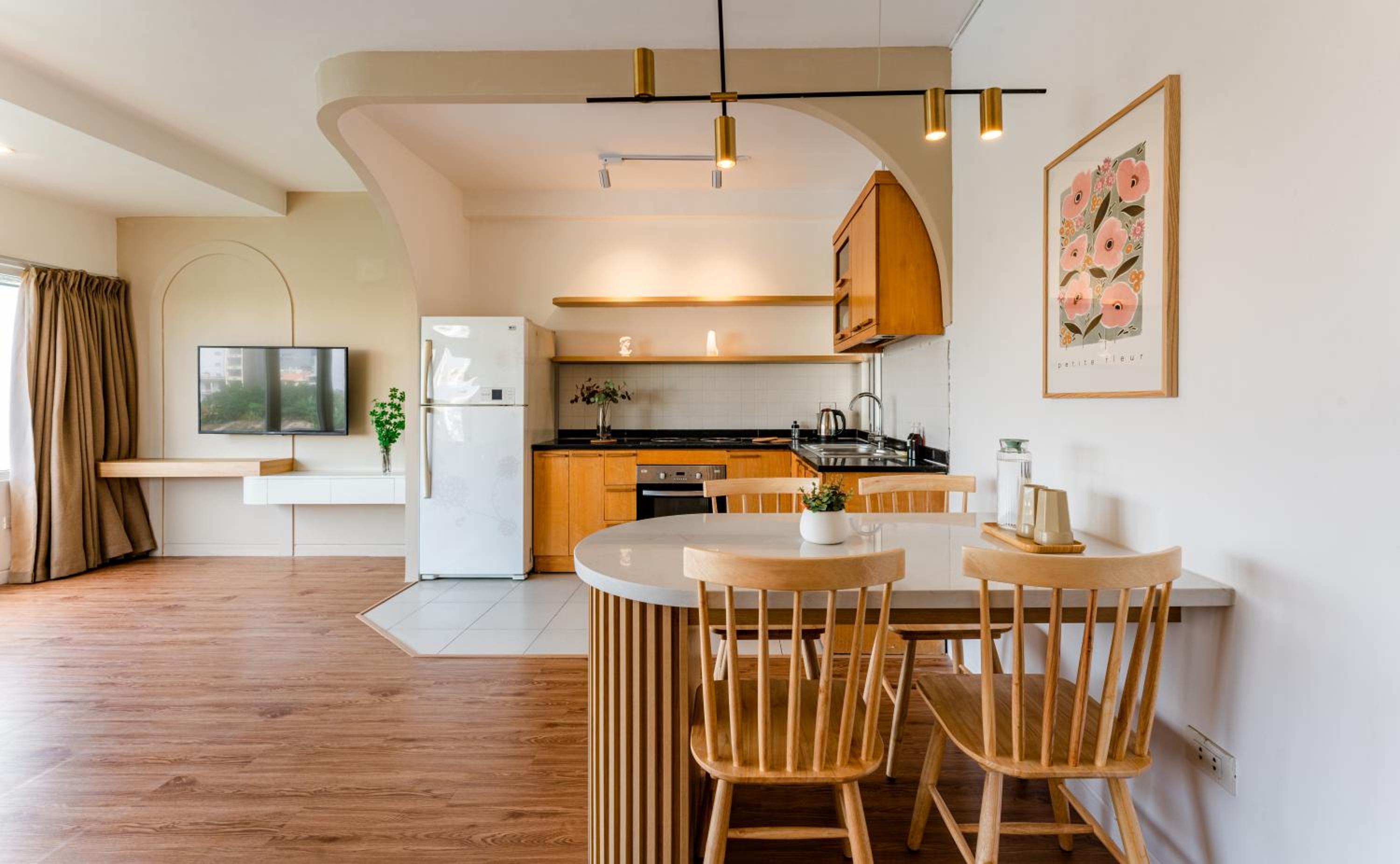 ANNAM Panorama Lakeview - Garden & Balcony - WestLake