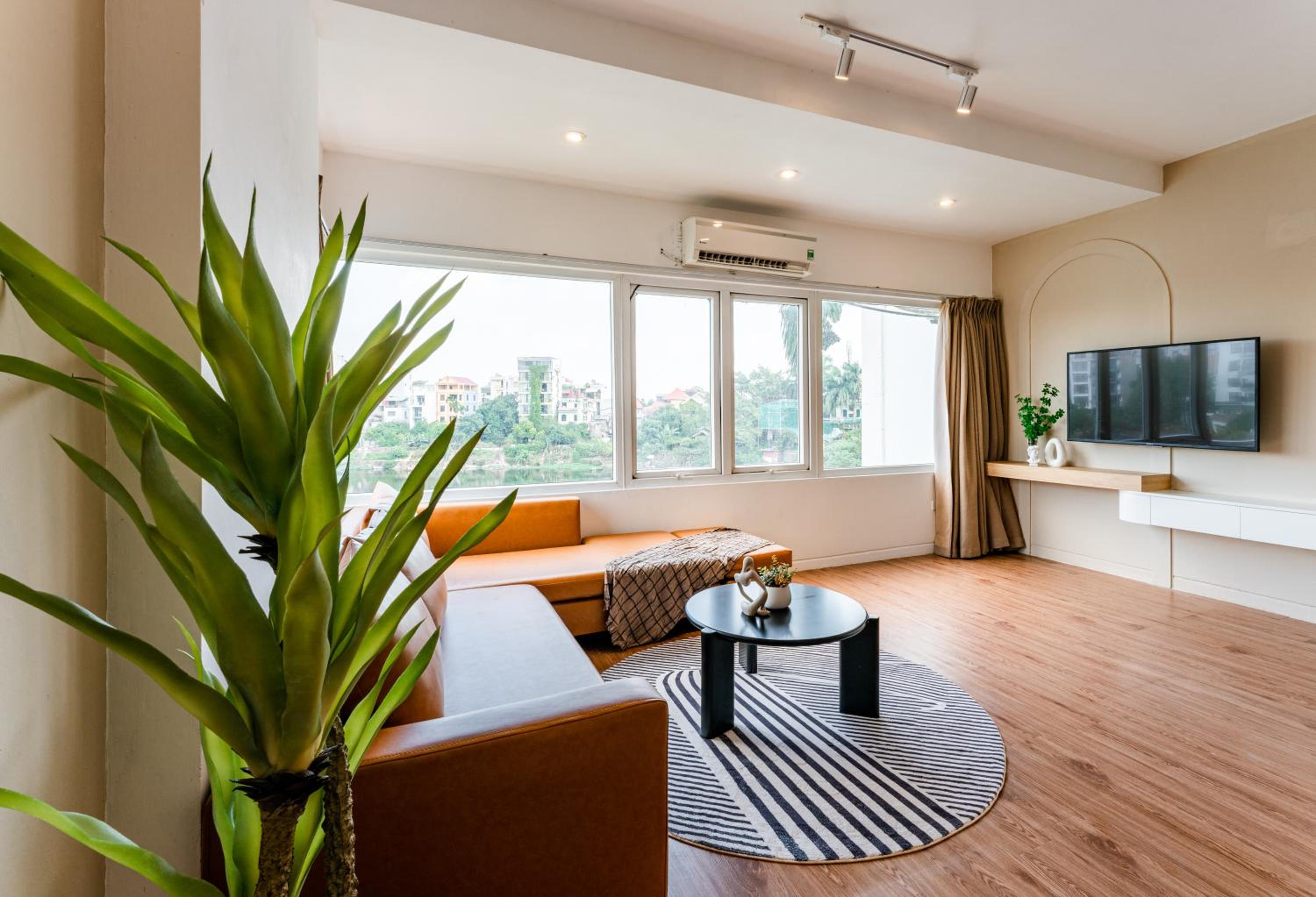 ANNAM Panorama Lakeview - Garden & Balcony - WestLake