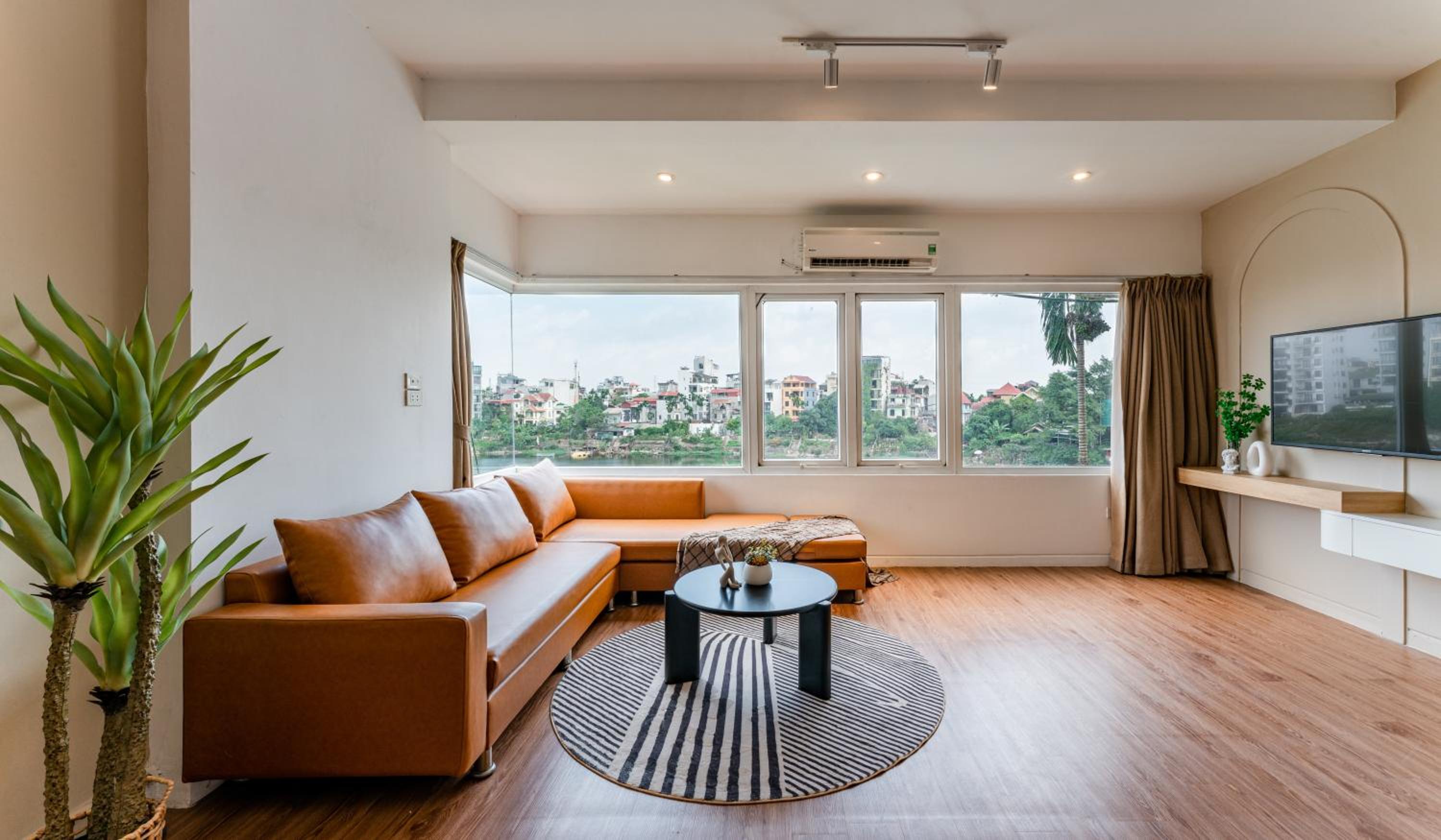 ANNAM Panorama Lakeview - Garden & Balcony - WestLake