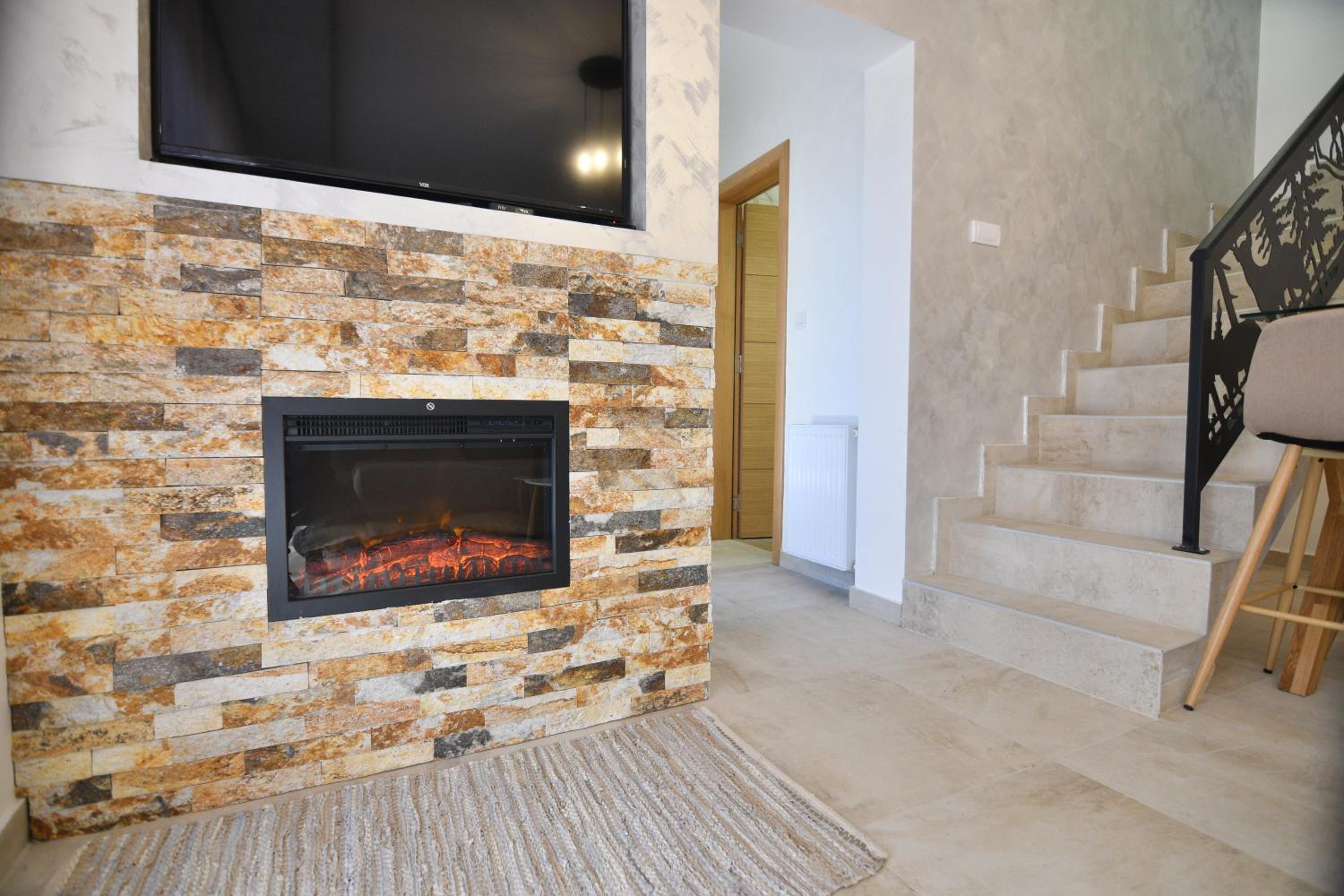 Brvnara Mont 2 view 5