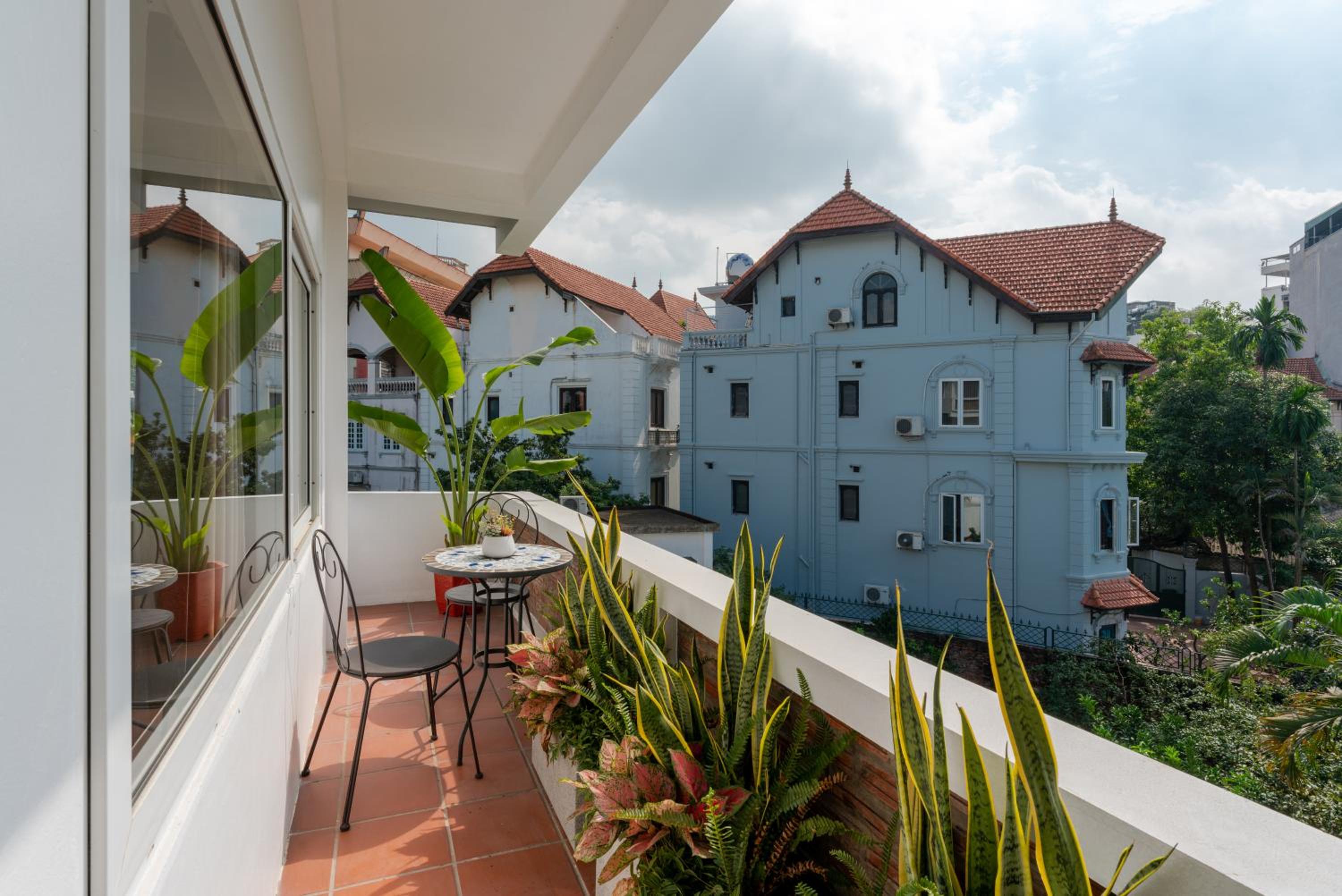 ANNAM Panorama Lakeview - Garden & Balcony - WestLake
