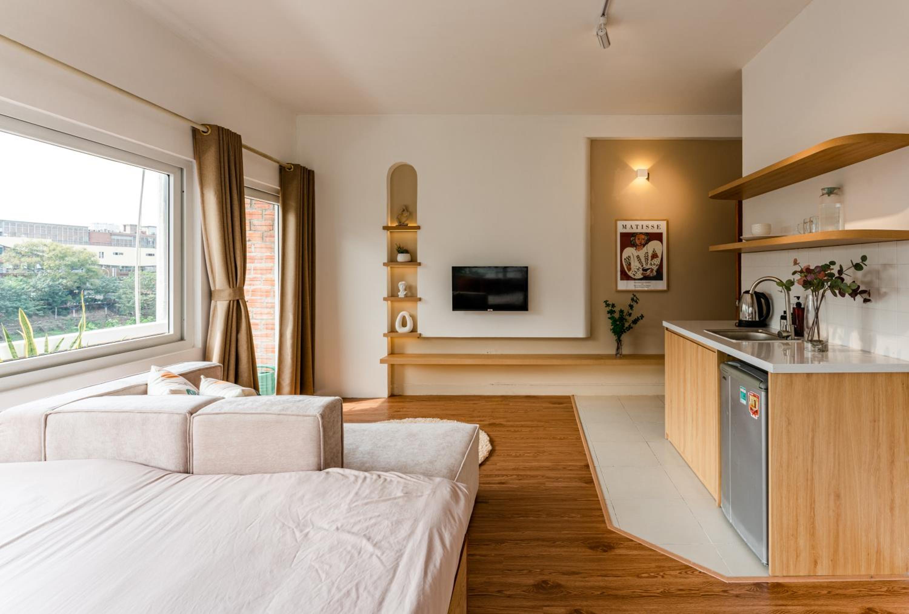ANNAM Panorama Lakeview - Garden & Balcony - WestLake