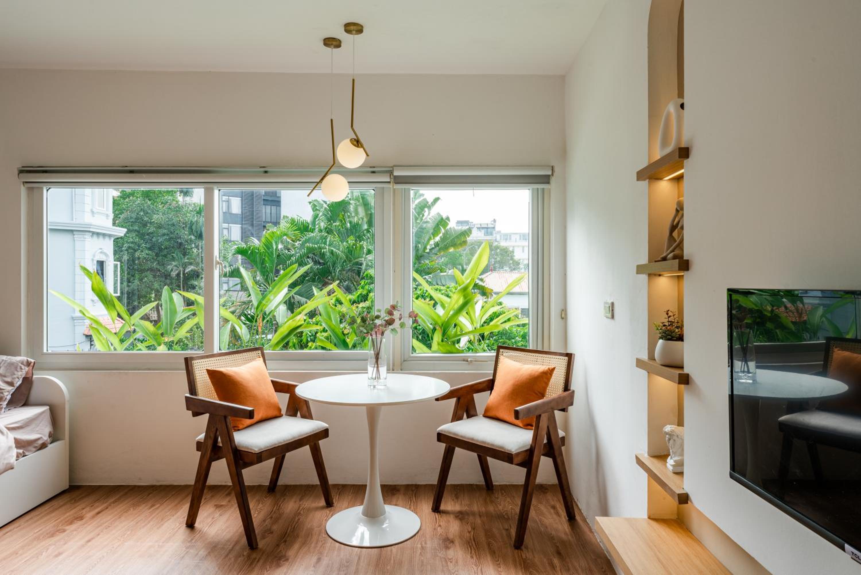 ANNAM Panorama Lakeview - Garden & Balcony - WestLake