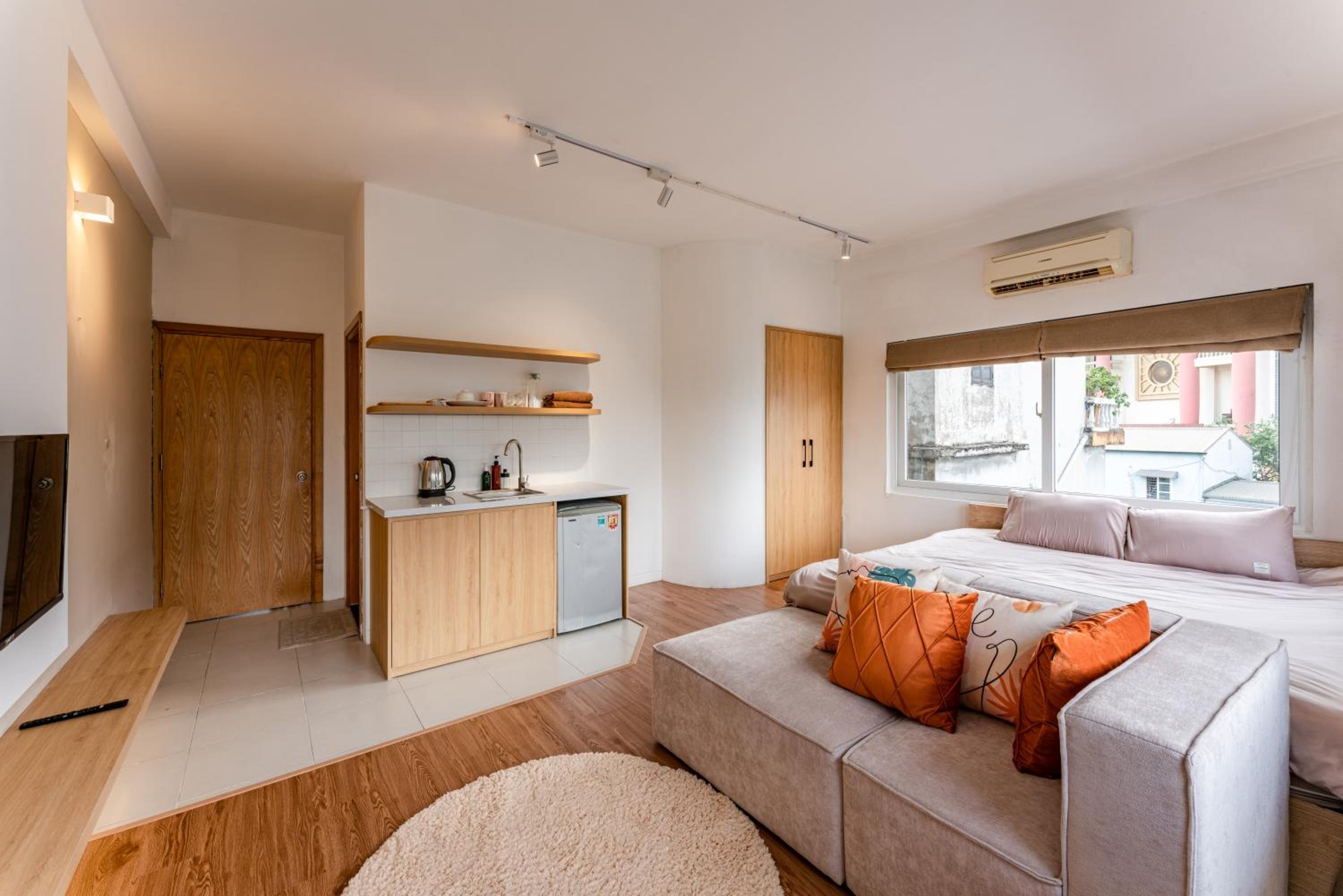 ANNAM Panorama Lakeview - Garden & Balcony - WestLake