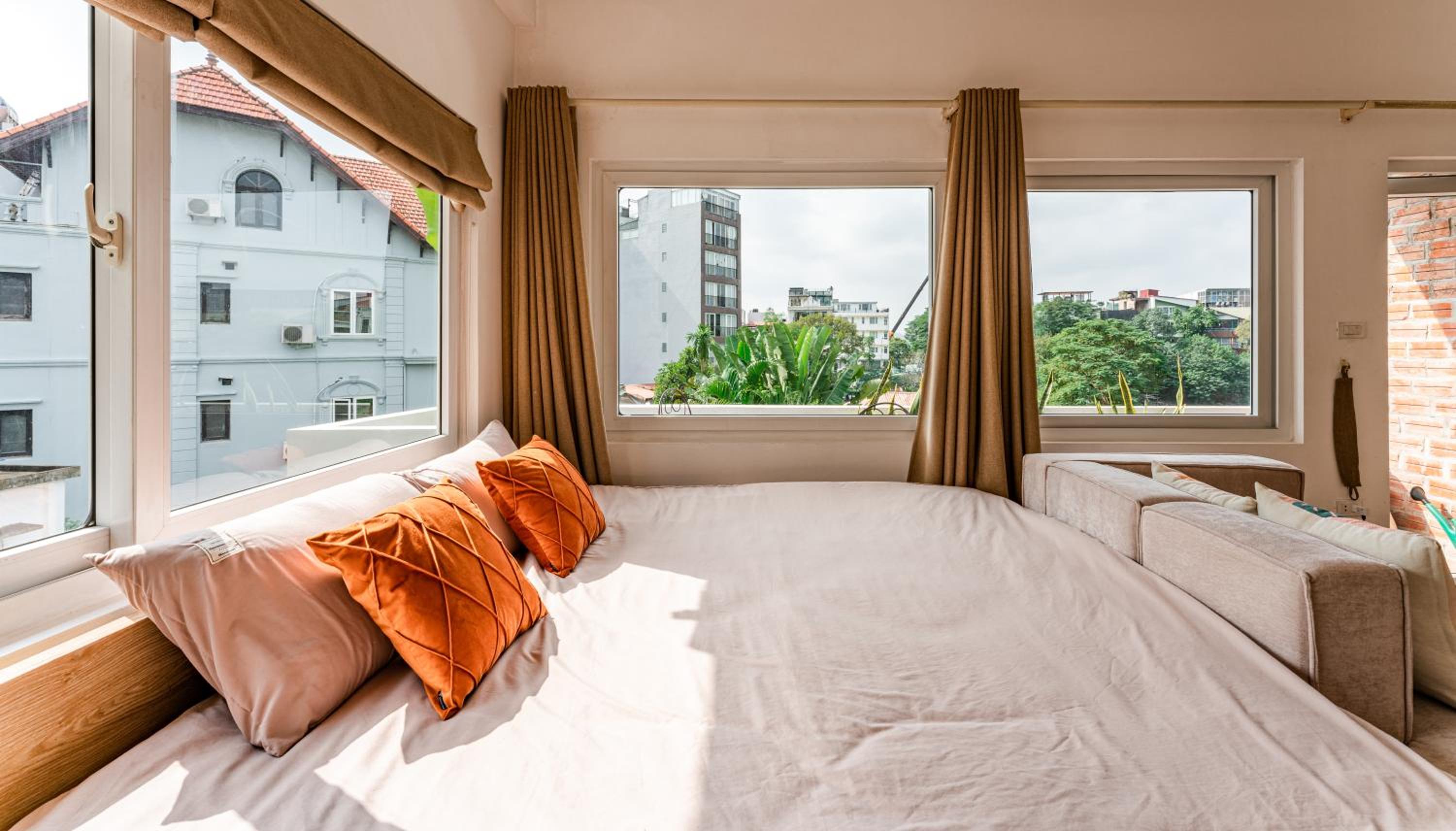 ANNAM Panorama Lakeview - Garden & Balcony - WestLake