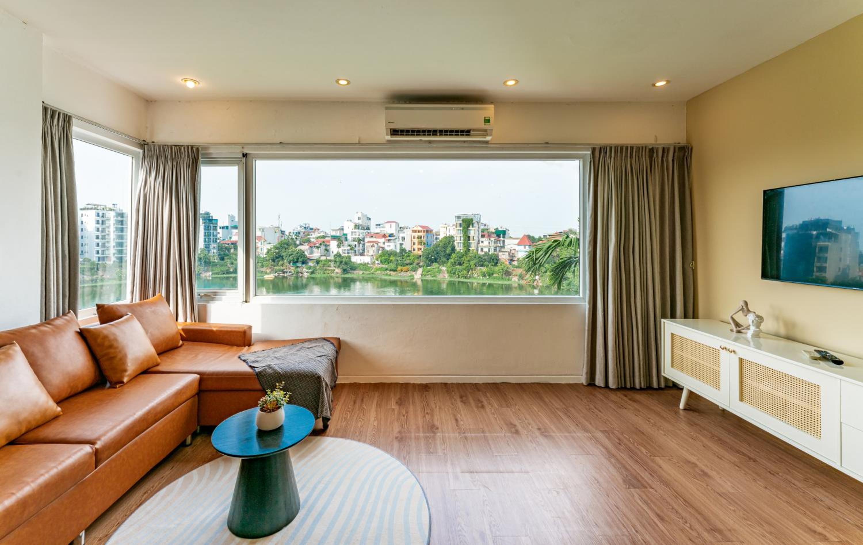 ANNAM Panorama Lakeview - Garden & Balcony - WestLake