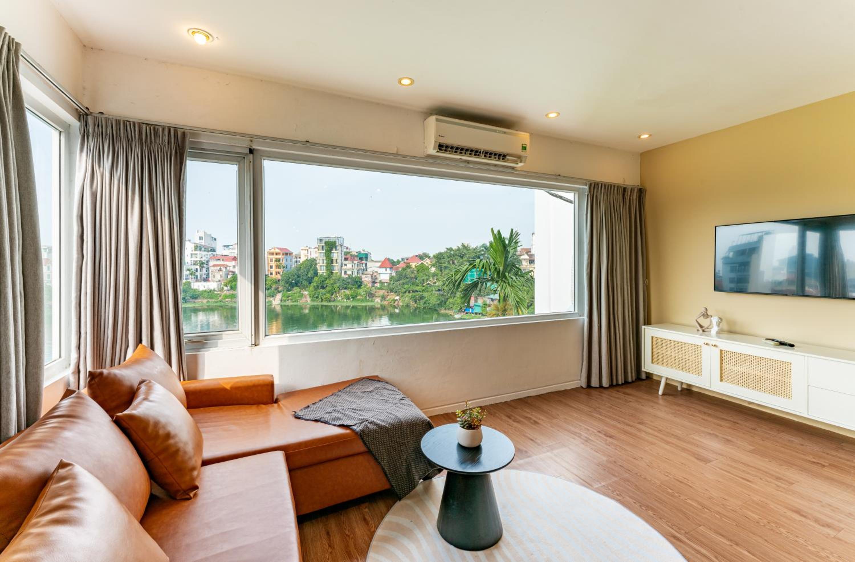 ANNAM Panorama Lakeview - Garden & Balcony - WestLake