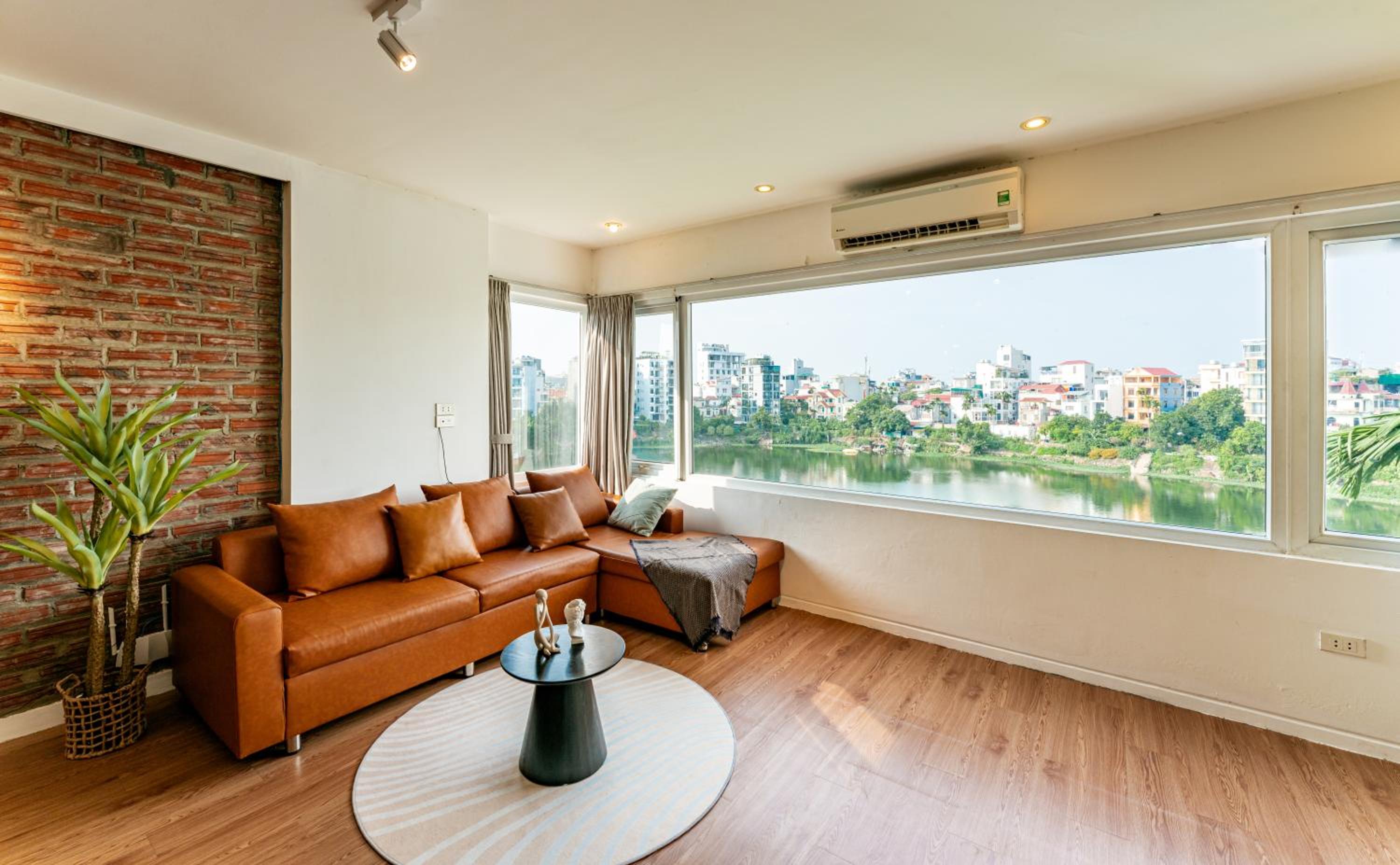 ANNAM Panorama Lakeview - Garden & Balcony - WestLake