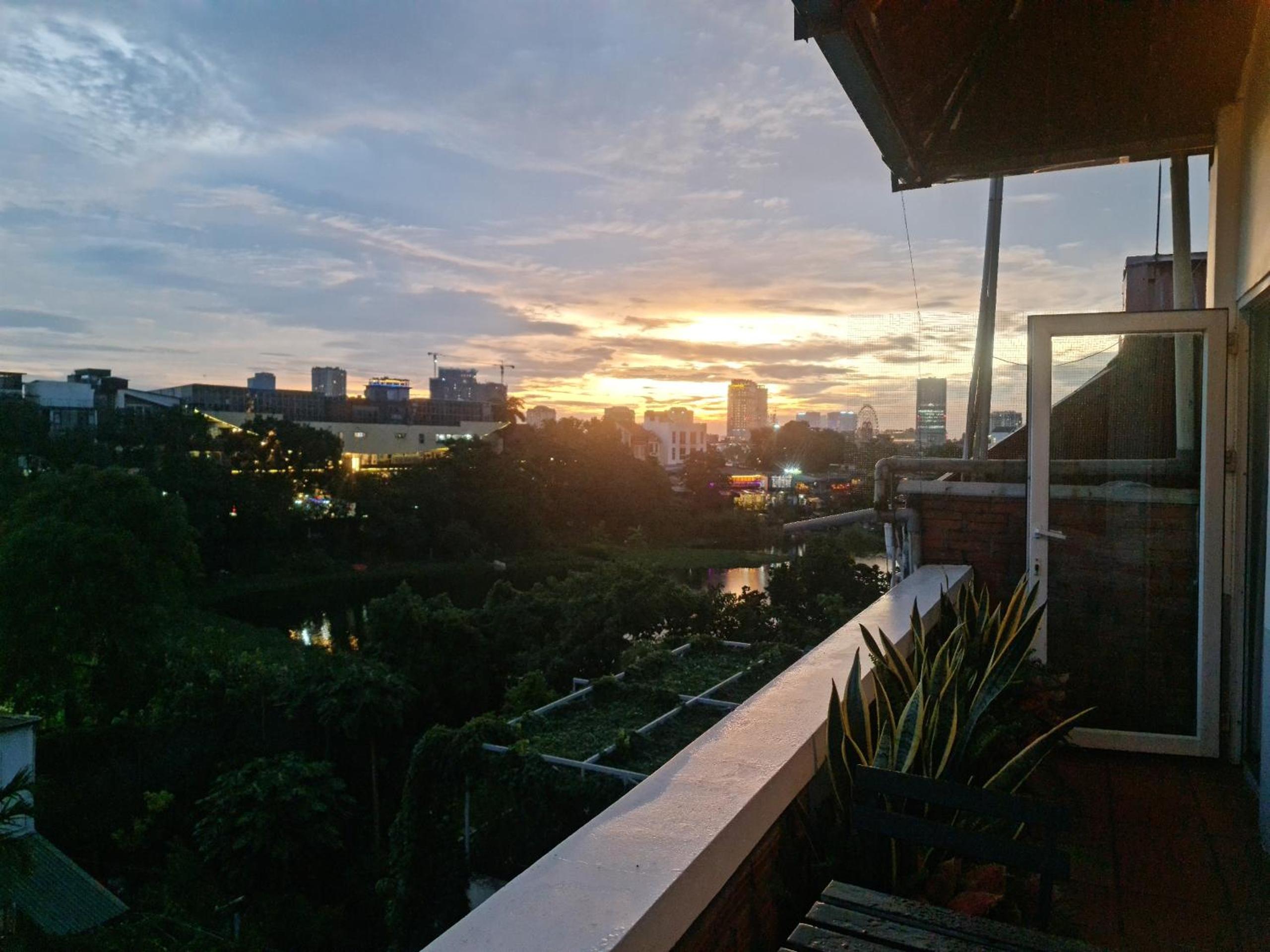 ANNAM Panorama Lakeview - Garden & Balcony - WestLake