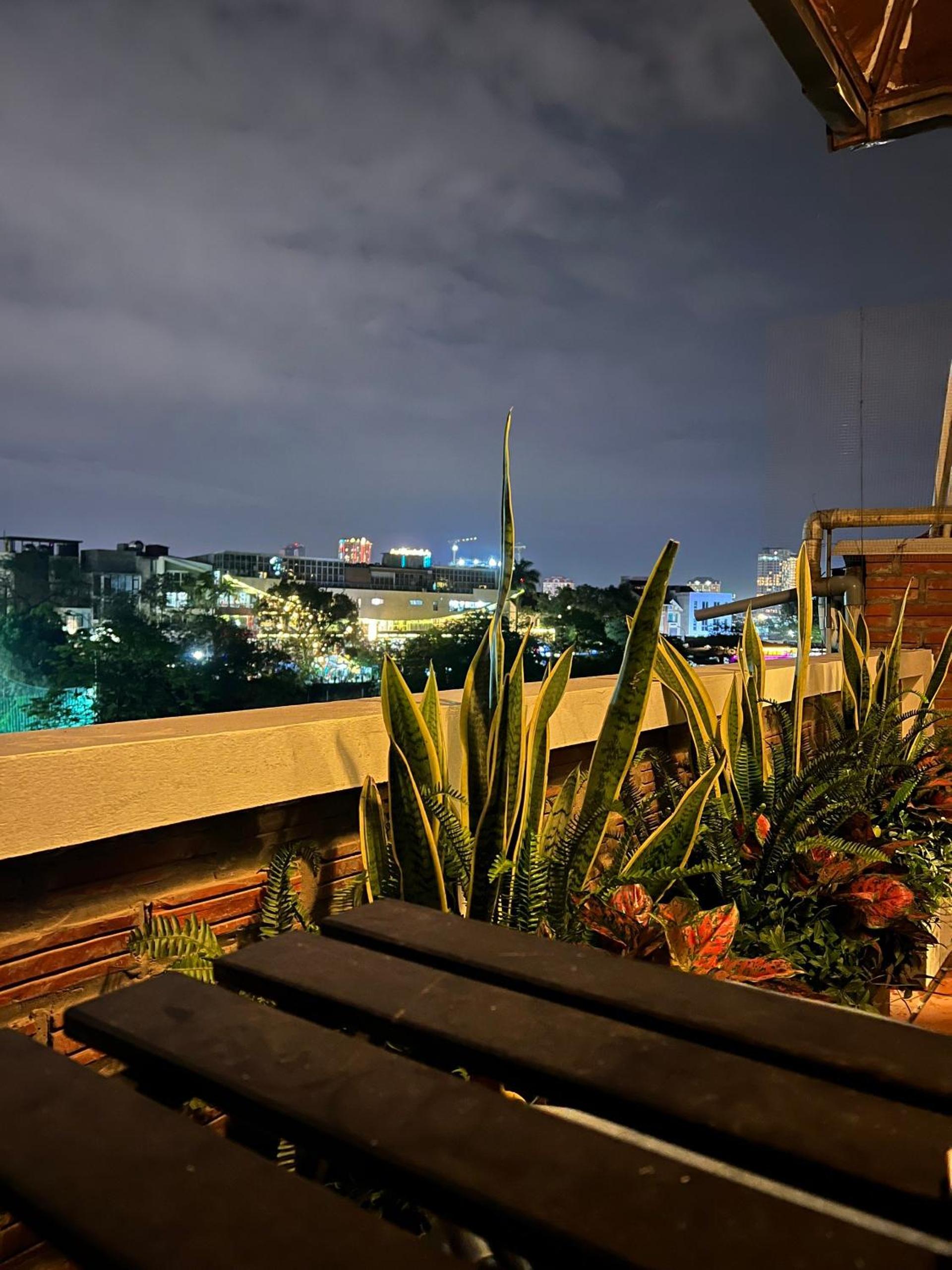 ANNAM Panorama Lakeview - Garden & Balcony - WestLake