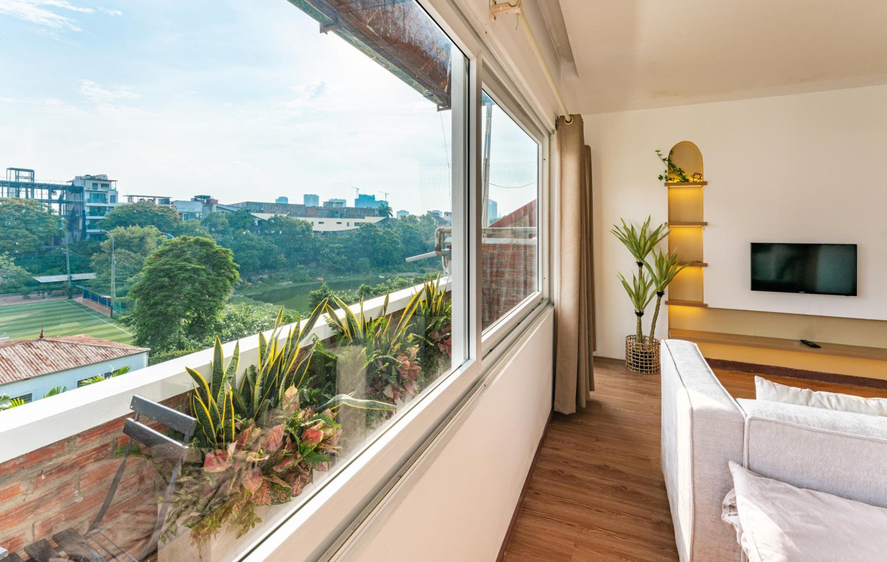 ANNAM Panorama Lakeview - Garden & Balcony - WestLake