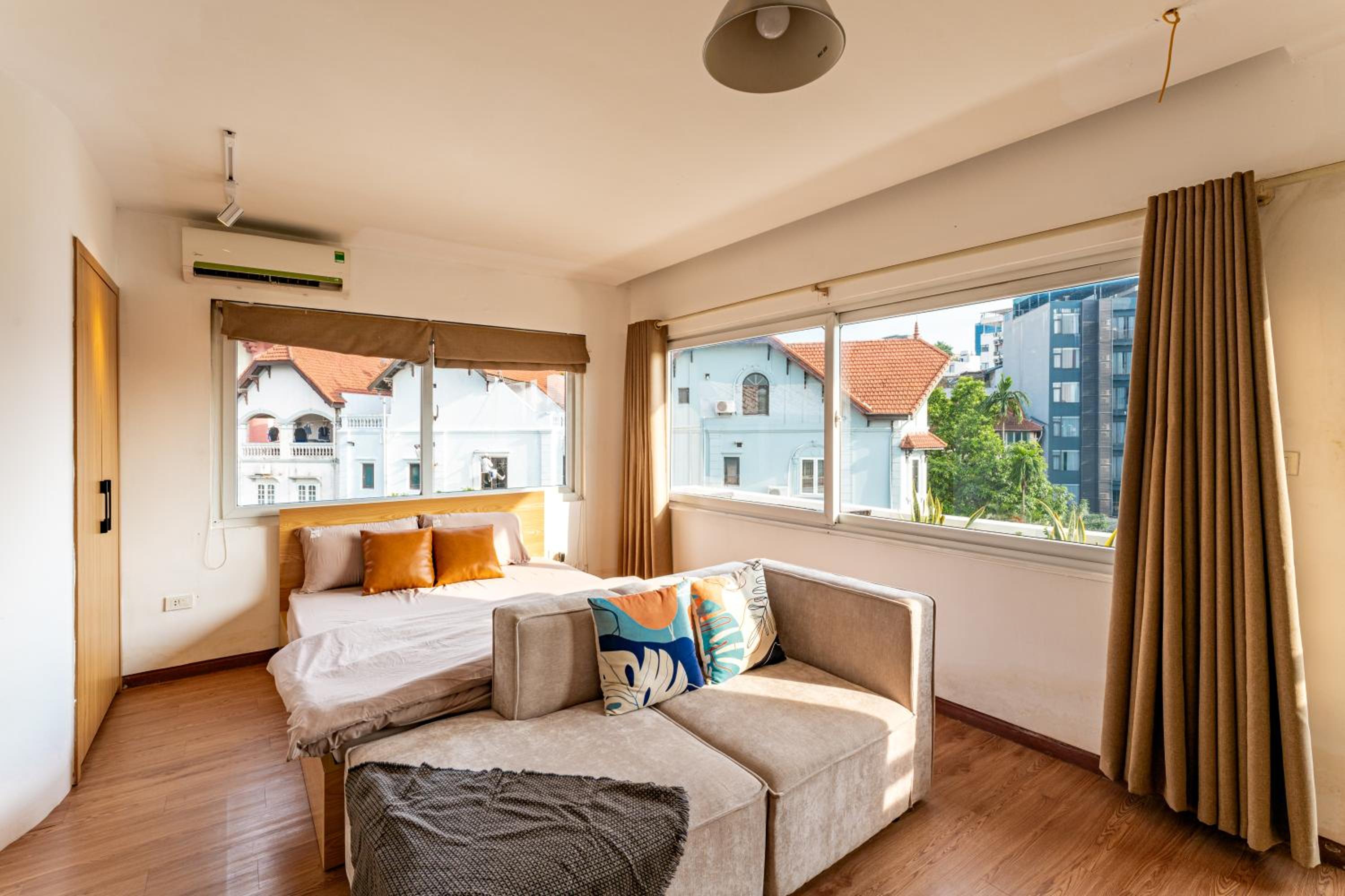 ANNAM Panorama Lakeview - Garden & Balcony - WestLake