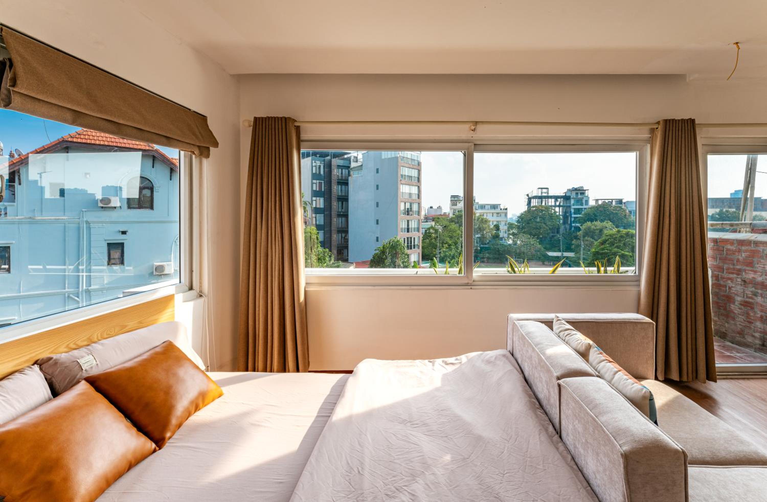 ANNAM Panorama Lakeview - Garden & Balcony - WestLake