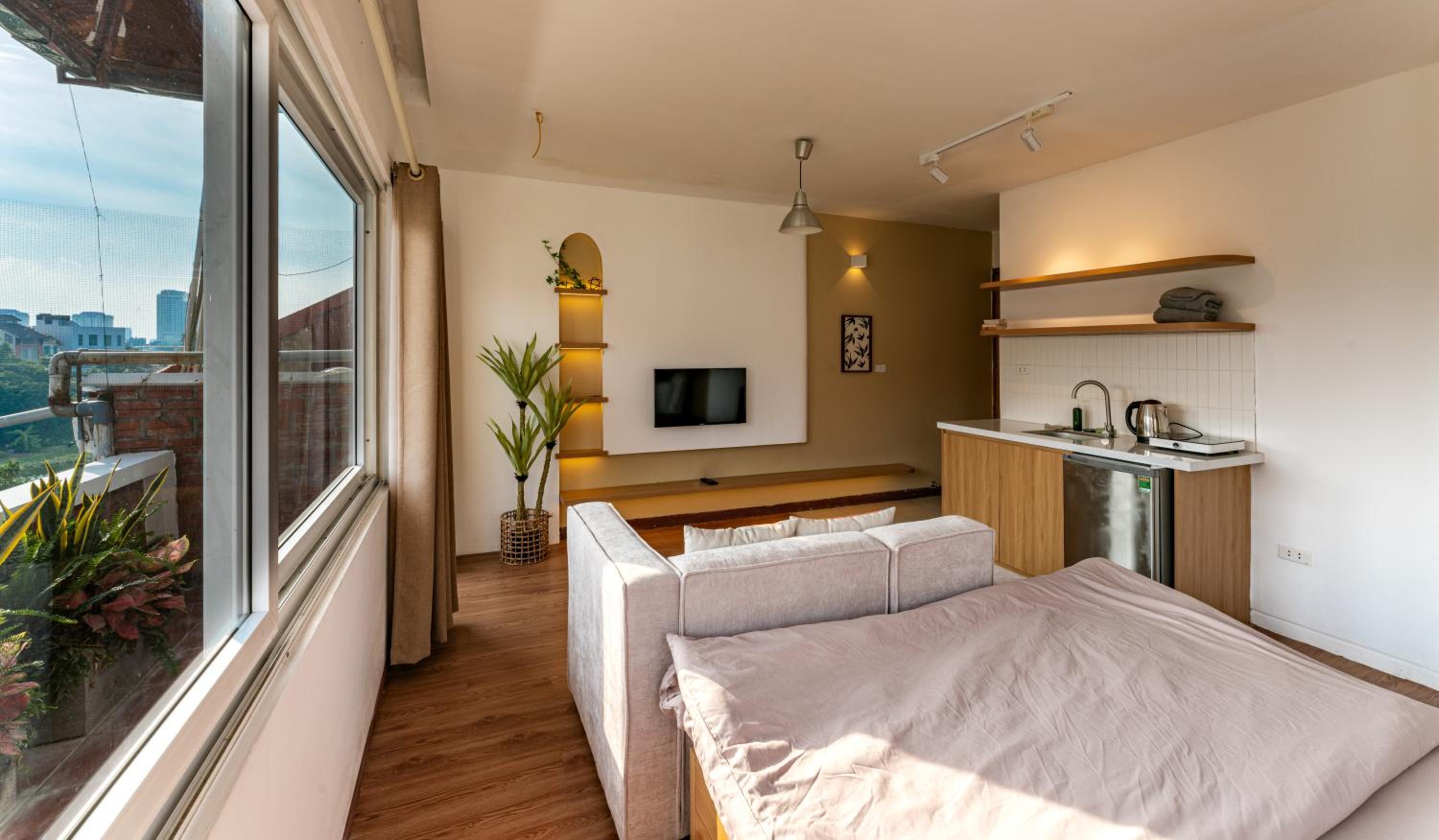 ANNAM Panorama Lakeview - Garden & Balcony - WestLake