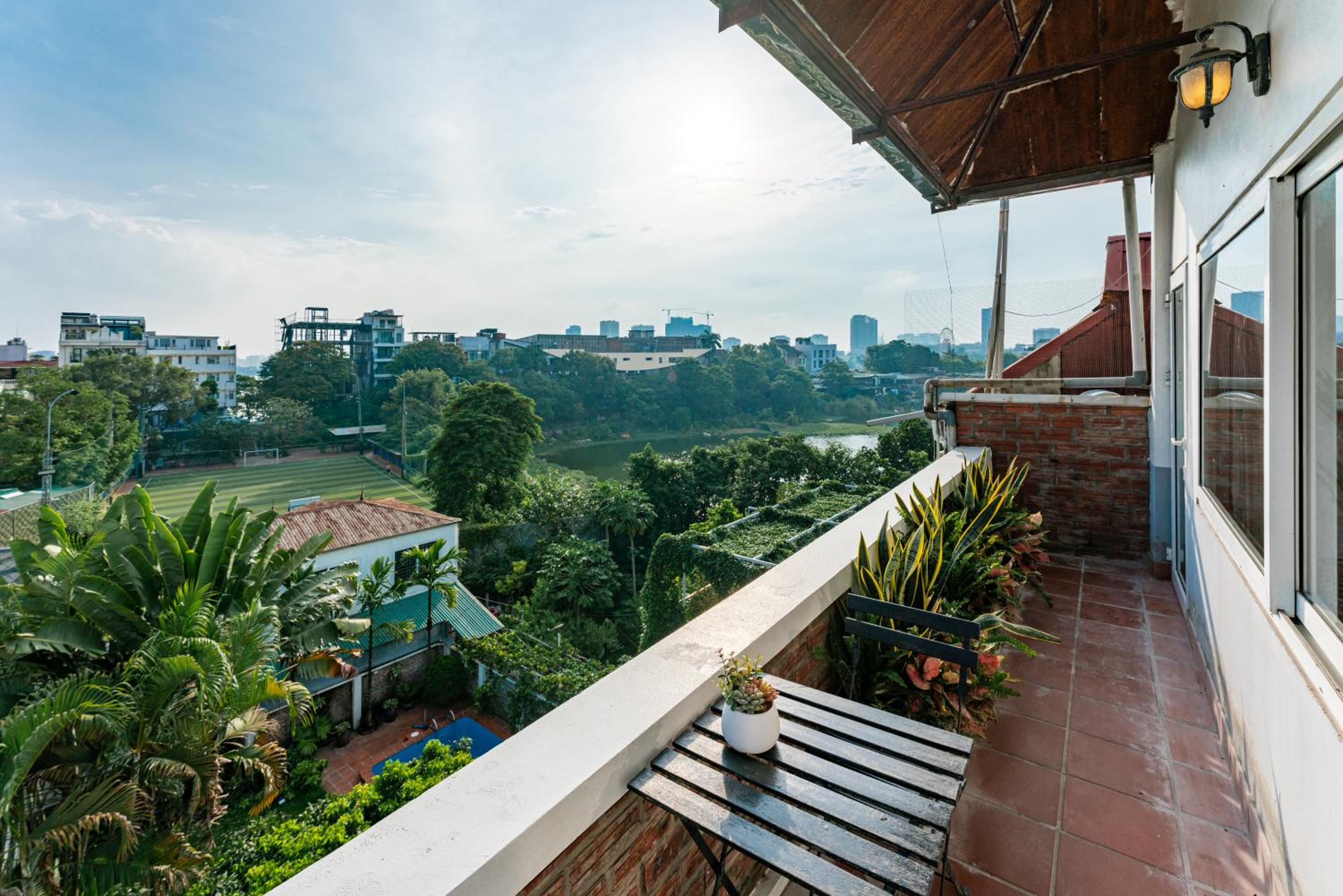 ANNAM Panorama Lakeview - Garden & Balcony - WestLake