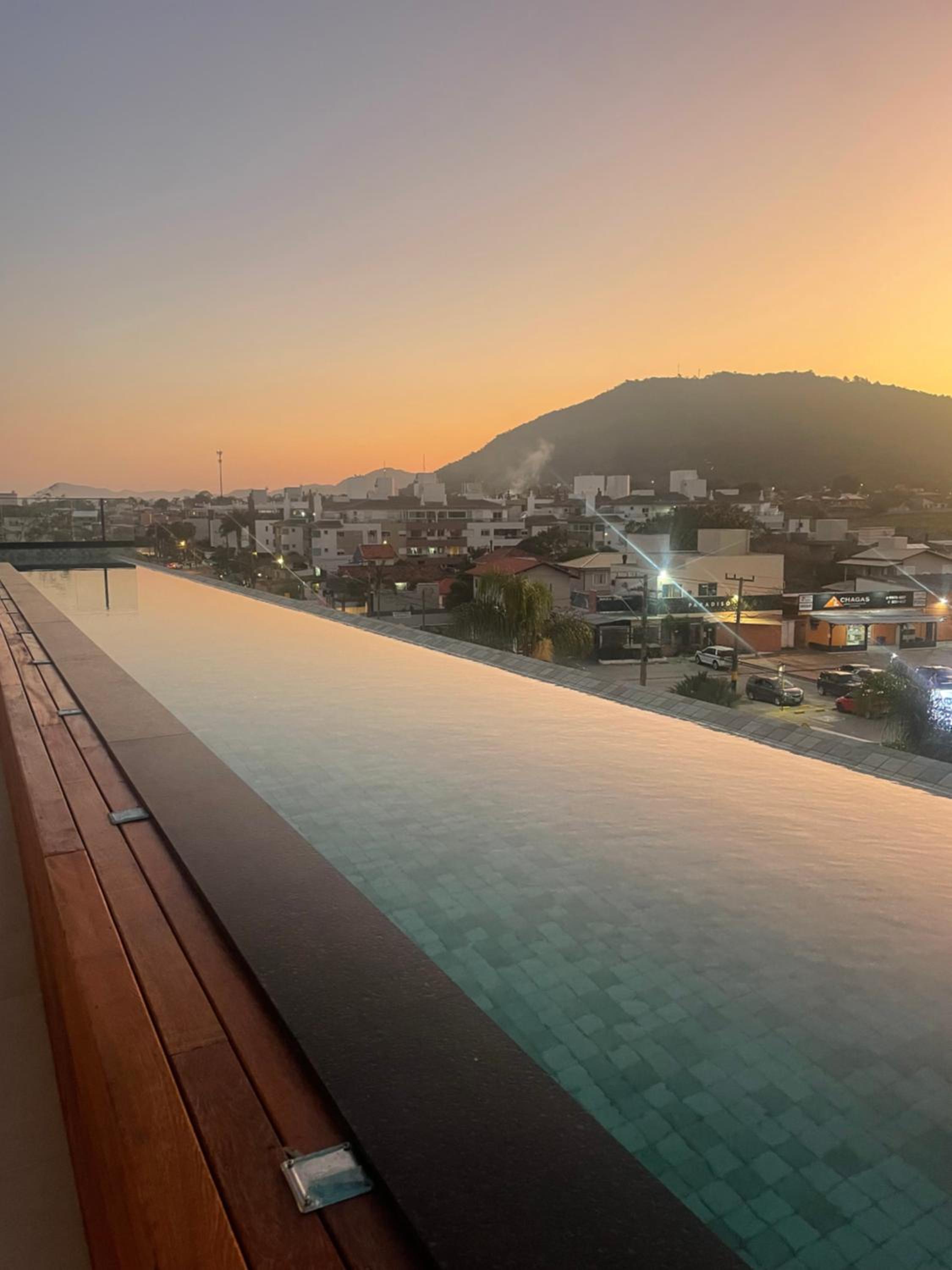 Loft Moderno, 500m Praia, Piscina, Sauna, WiFi 1GB