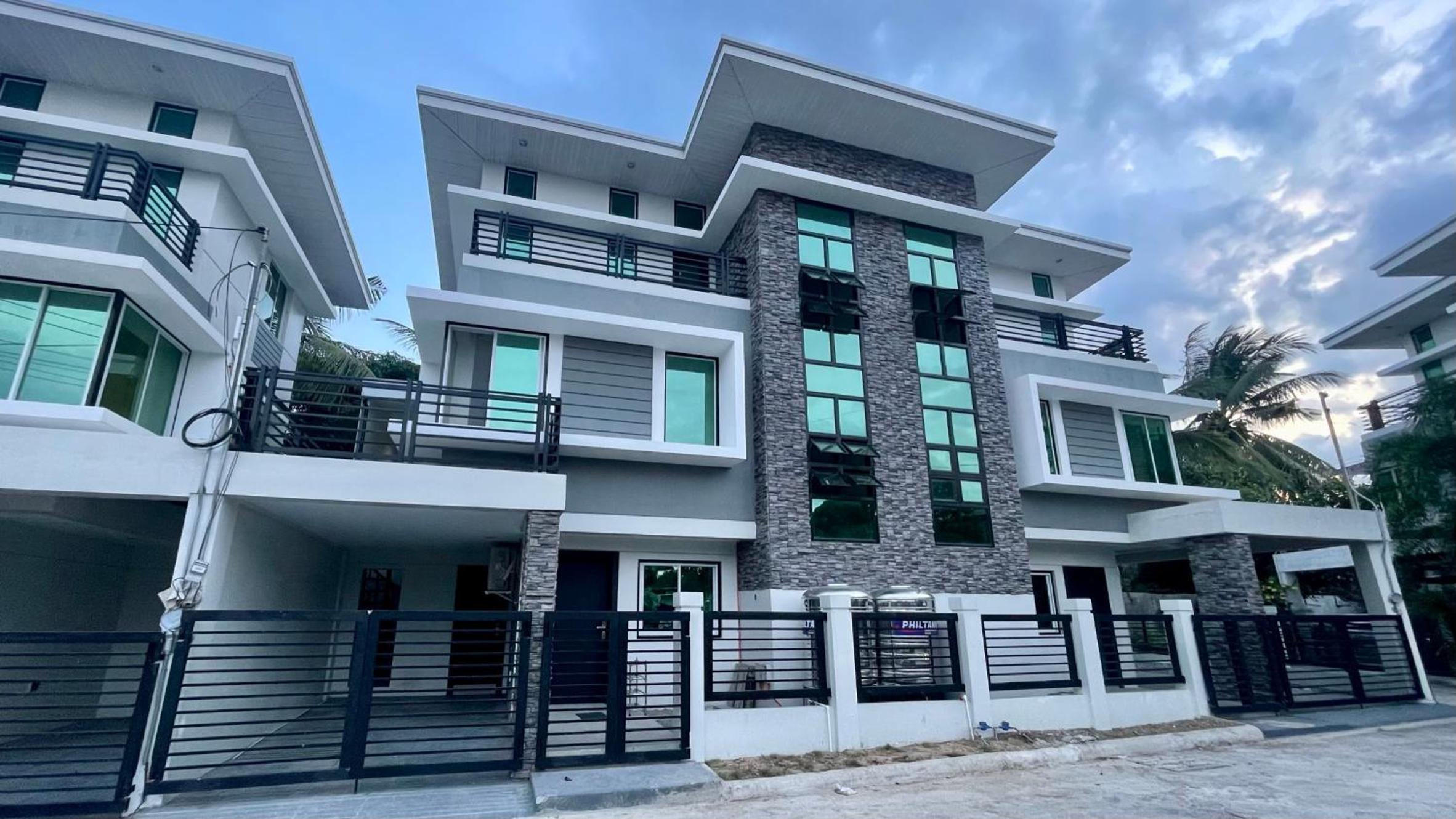 New Big Cozy 3 Bedroom House Blue