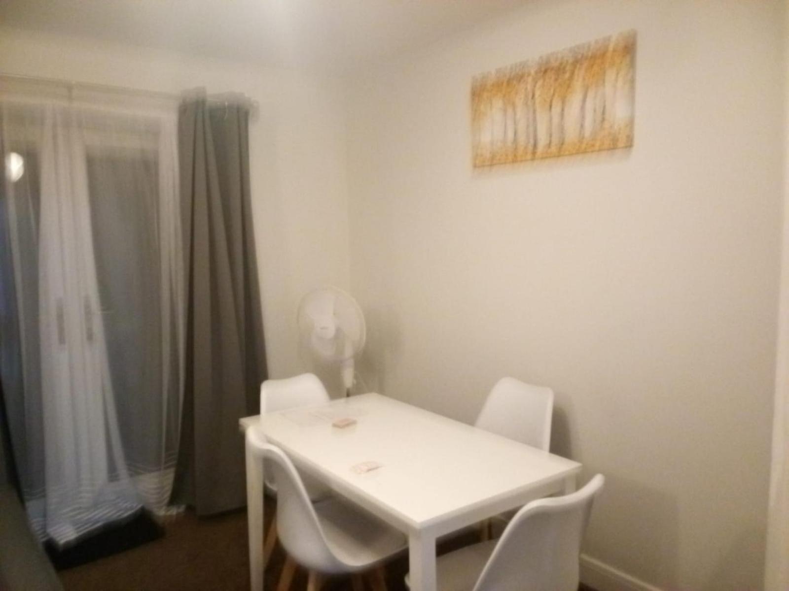Modern Spacious 4 Bed House-with Private Parking in Birmingham view 2
