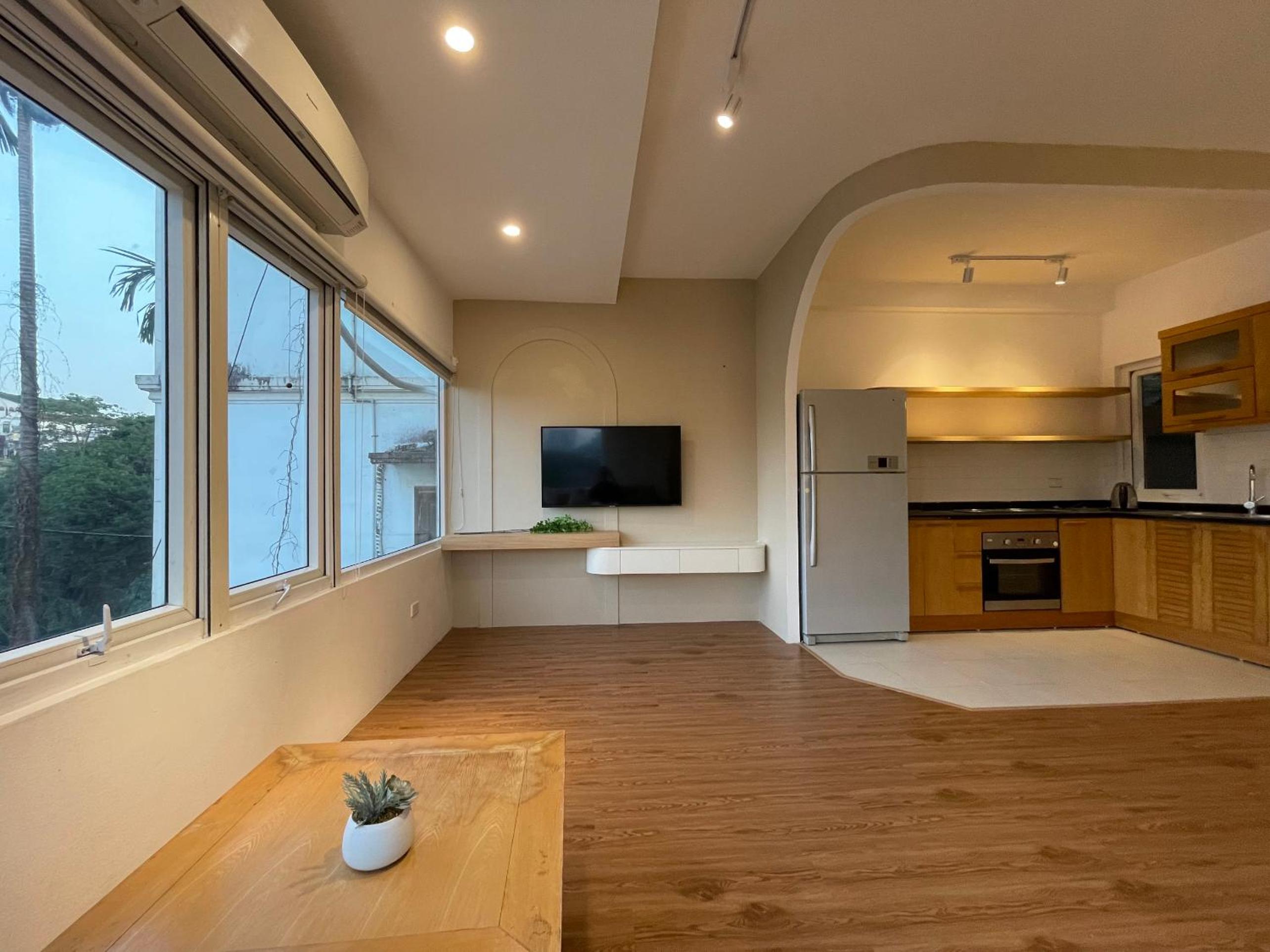 ANNAM Panorama Lakeview - Garden & Balcony - WestLake