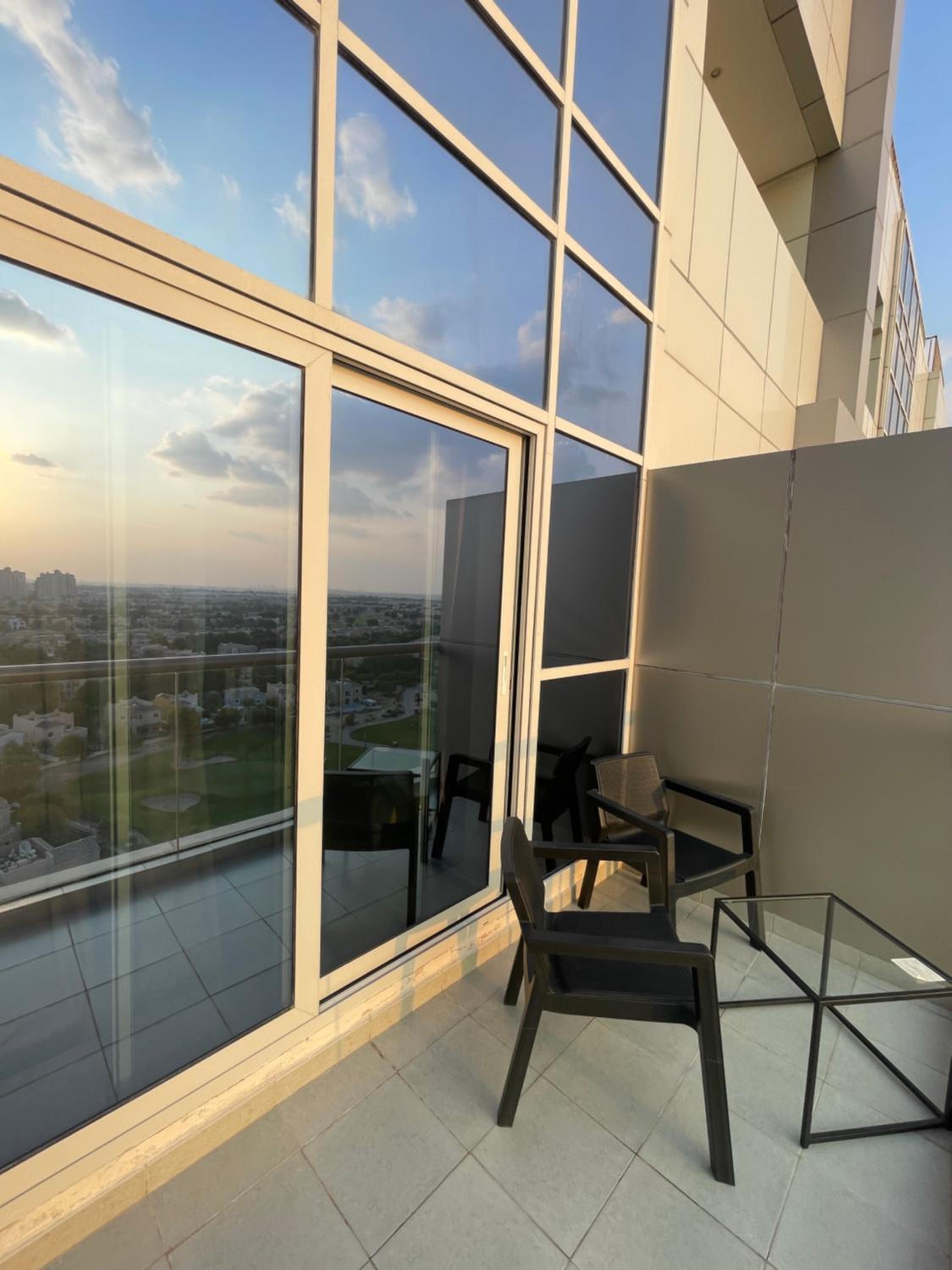 Big studio, Dubai SportCity, parking included