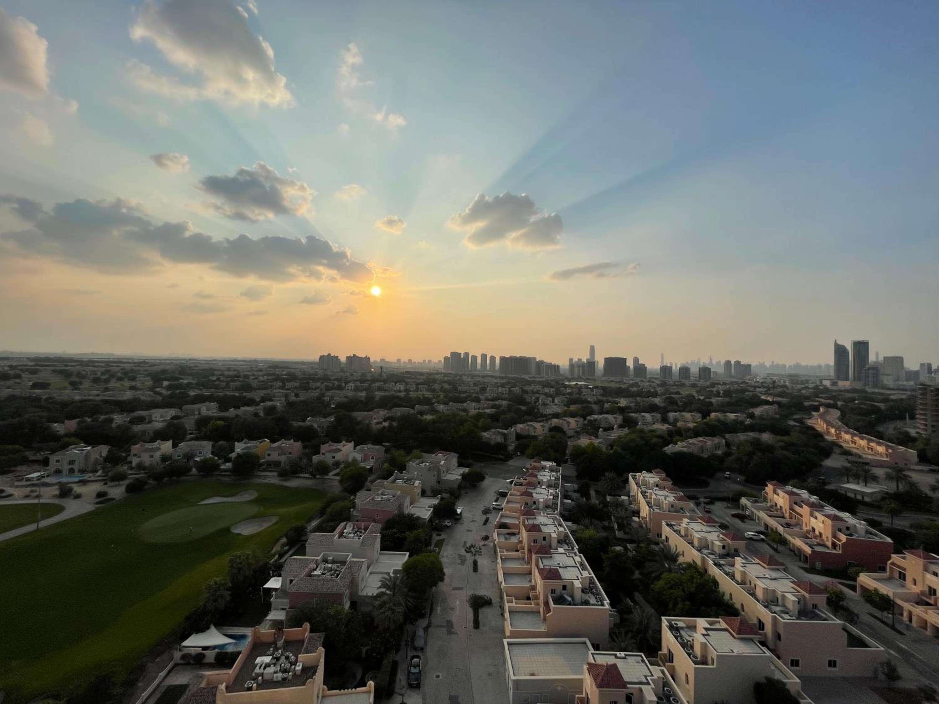 Big studio, Dubai SportCity, parking included
