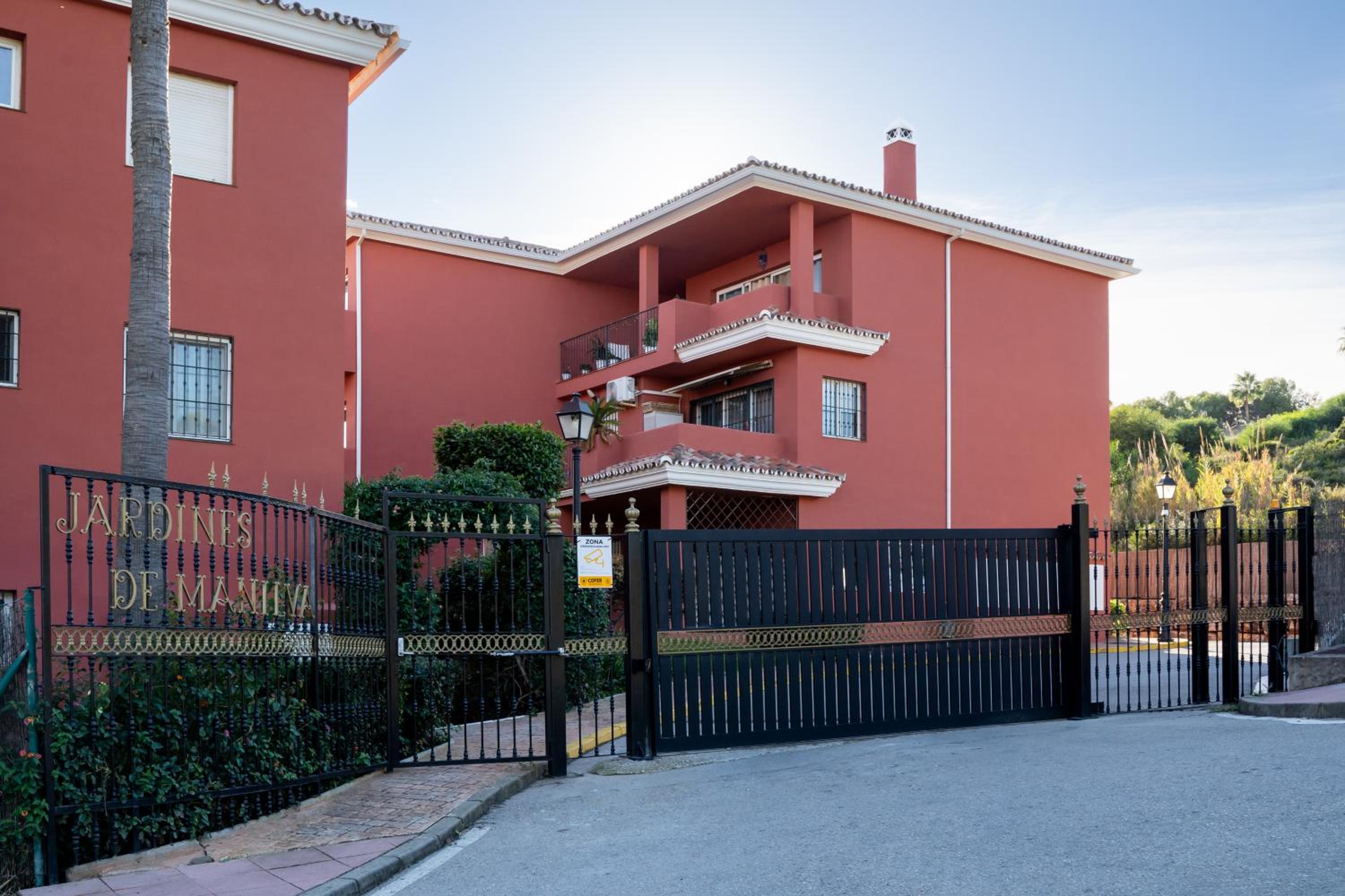 Spacious condo with Sea View, Walking distance to the Beach, Parking, Pool, WiFi view 2