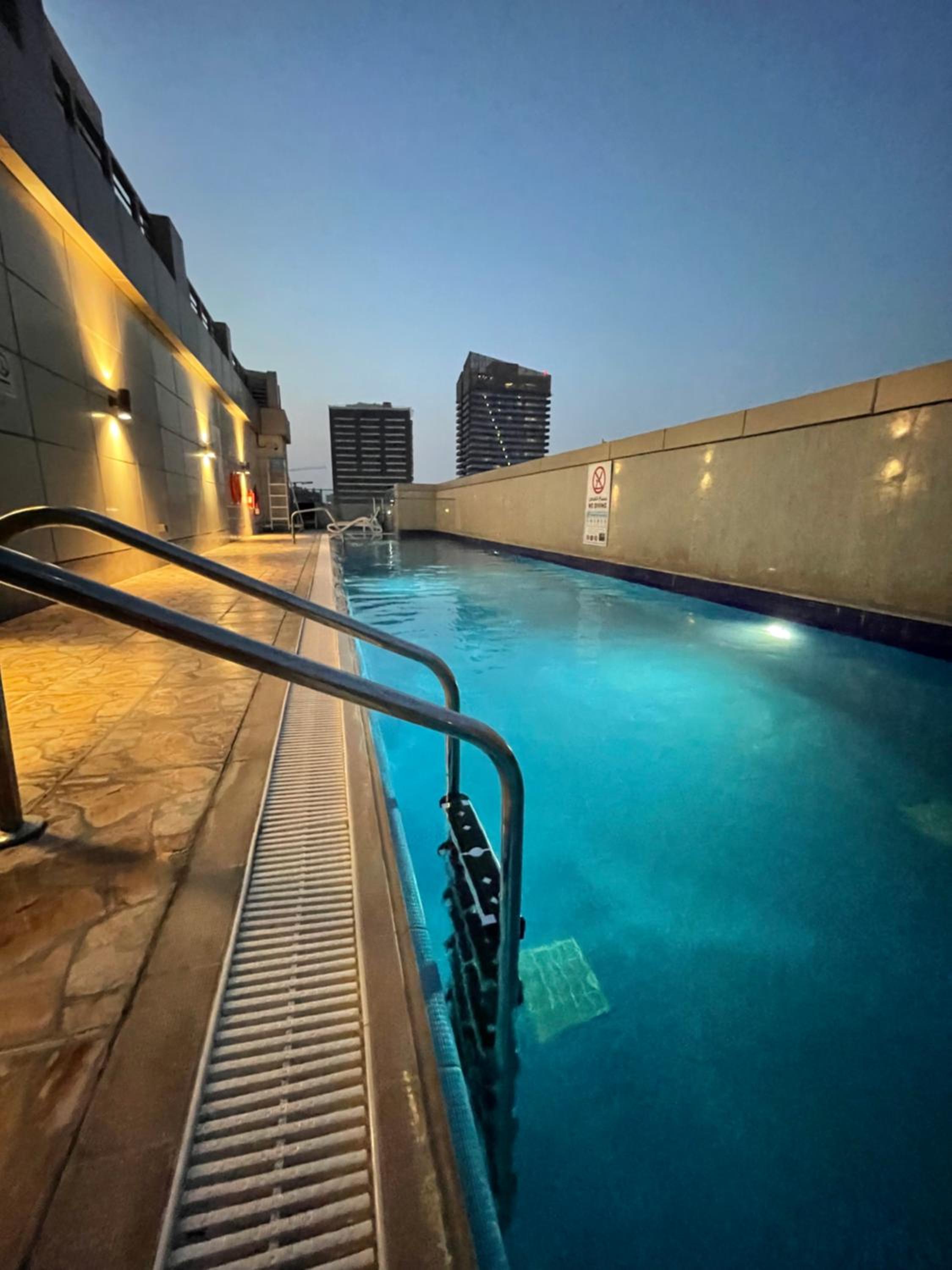 Big studio, Dubai SportCity, parking included