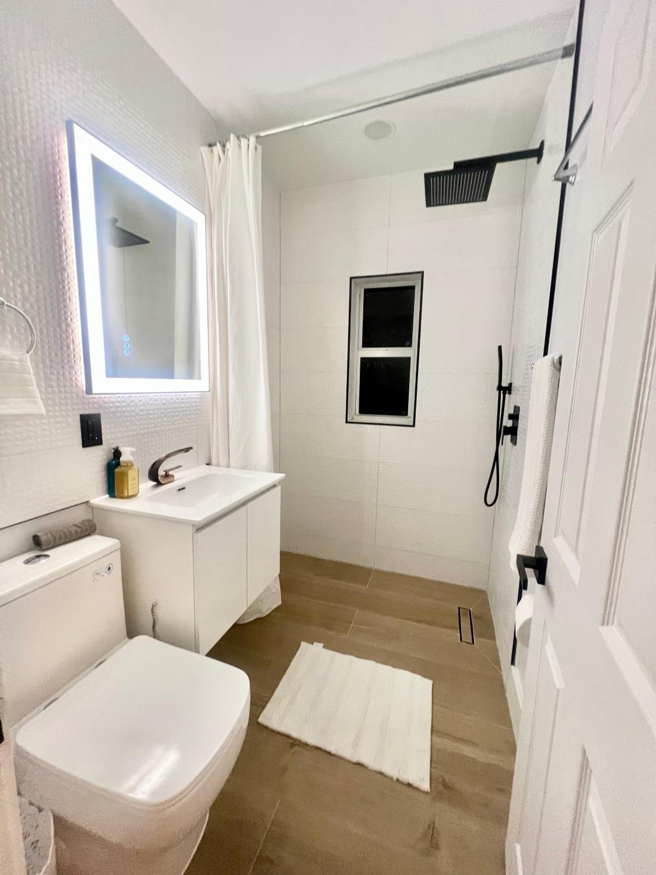 3 Seasons at the Carrington 3 Two Bedroom 1 Bath Apts -6 Bedrooms 3 bathrooms and 3 bedroom 2 bathroom Villa