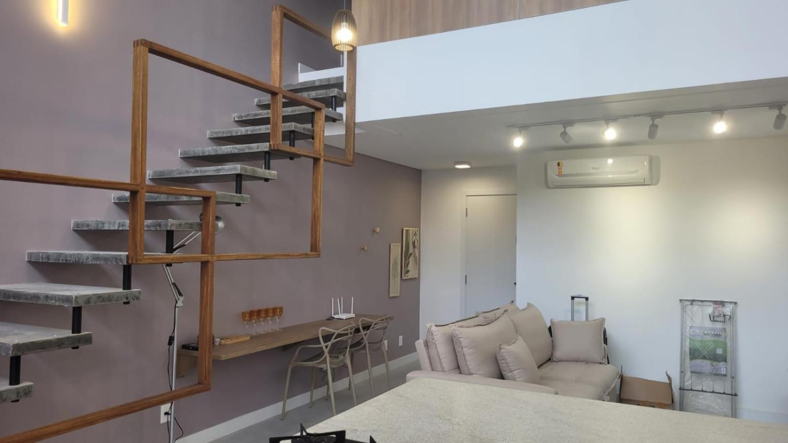 Loft Moderno, 500m Praia, Piscina, Sauna, WiFi 1GB