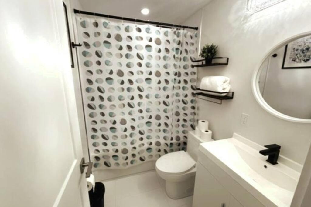 Exquisite, Bright & Modern Condo - Free Parking