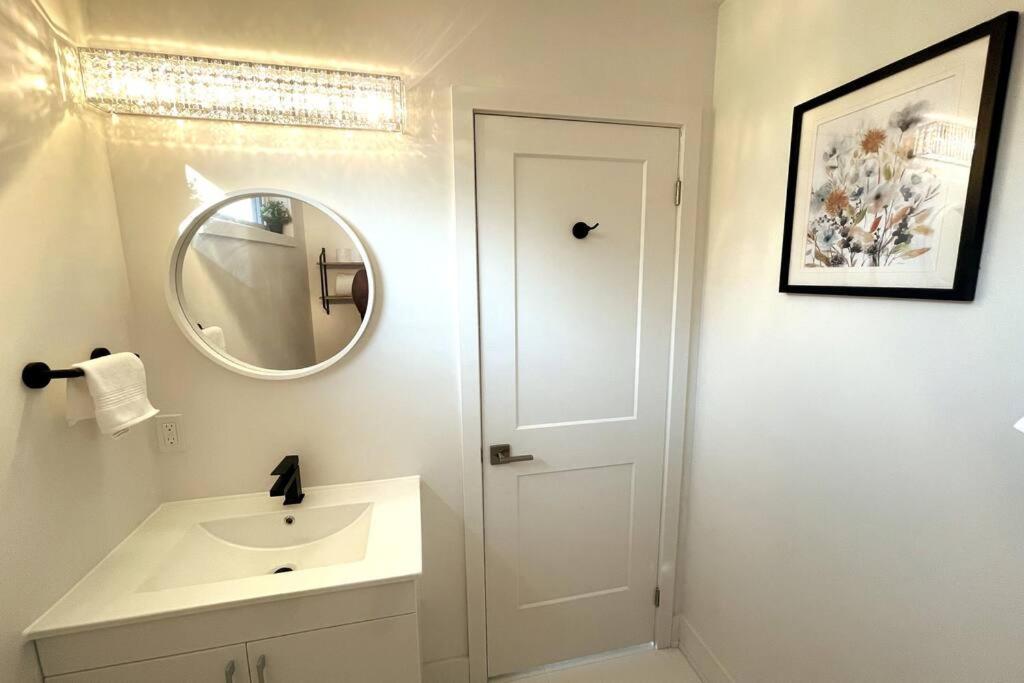 Exquisite, Bright & Modern Condo - Free Parking